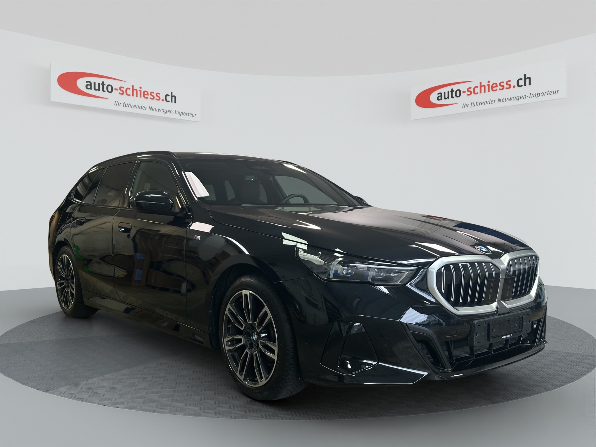 BMW 520i sDrive 48V Touring M Sport Steptronic-image-0