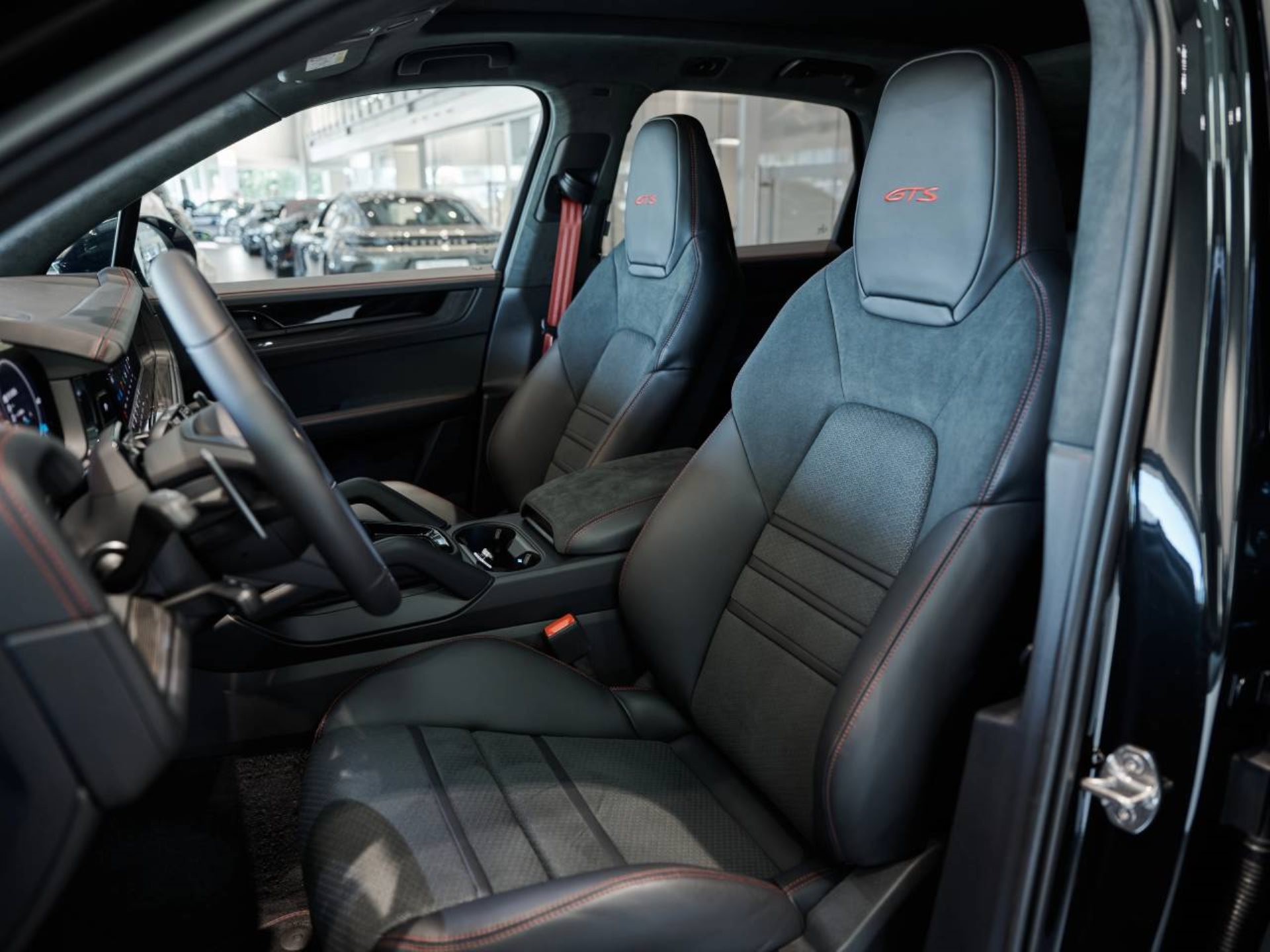 PORSCHE Cayenne GTS-image-4