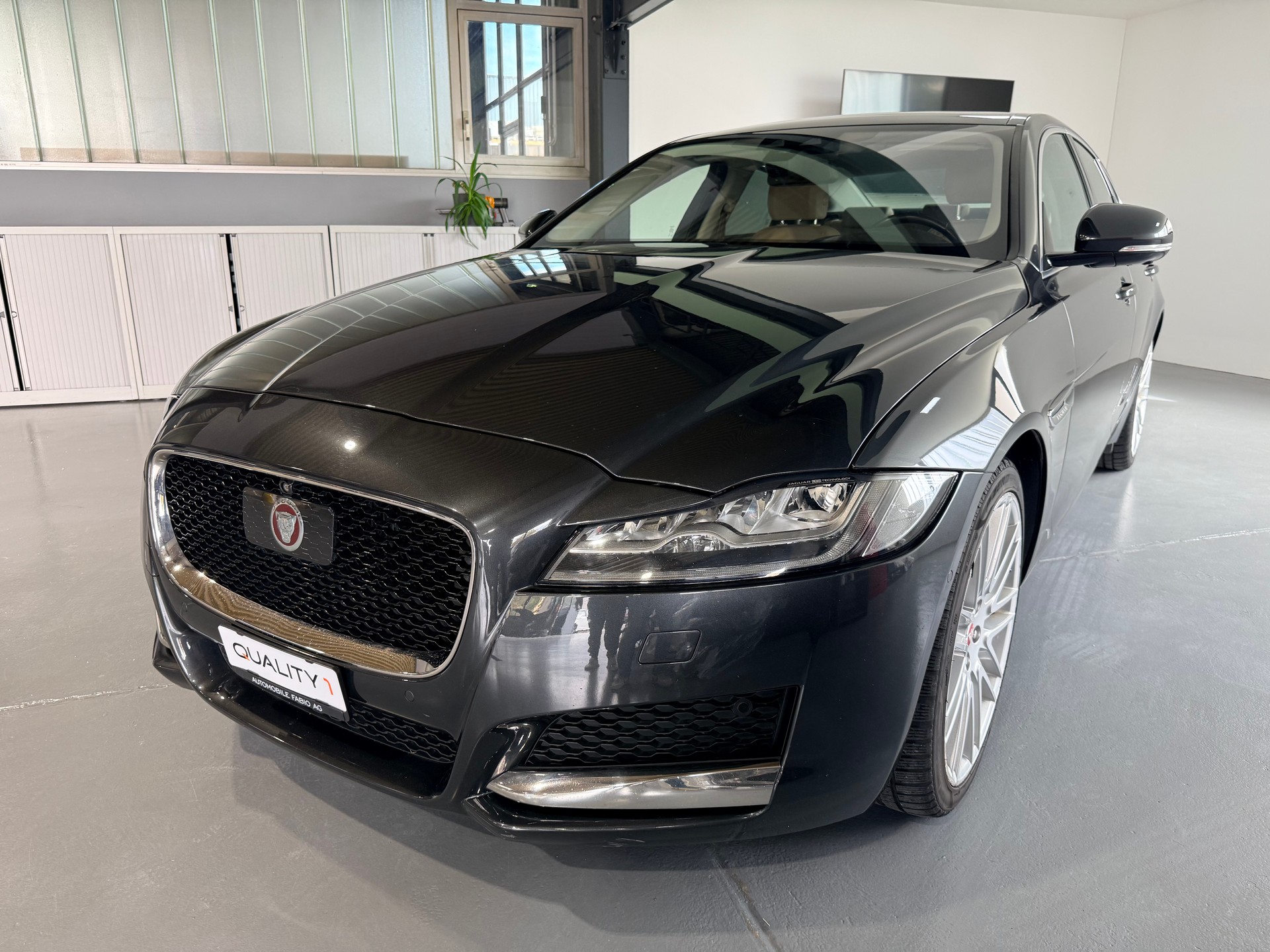 JAGUAR XF 30d Portfolio Automatic 300 PS-image-2
