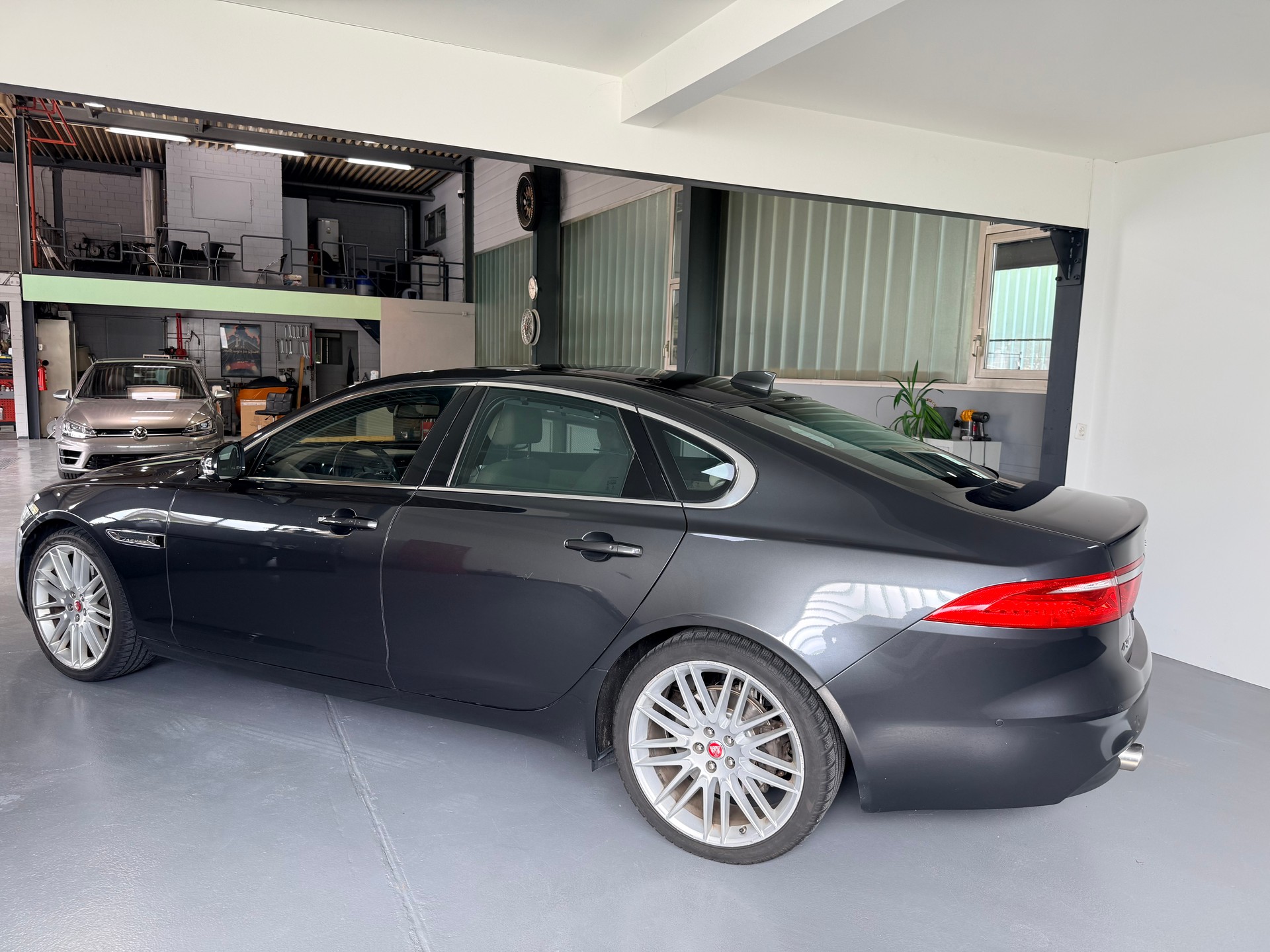 JAGUAR XF 30d Portfolio Automatic 300 PS-image-4