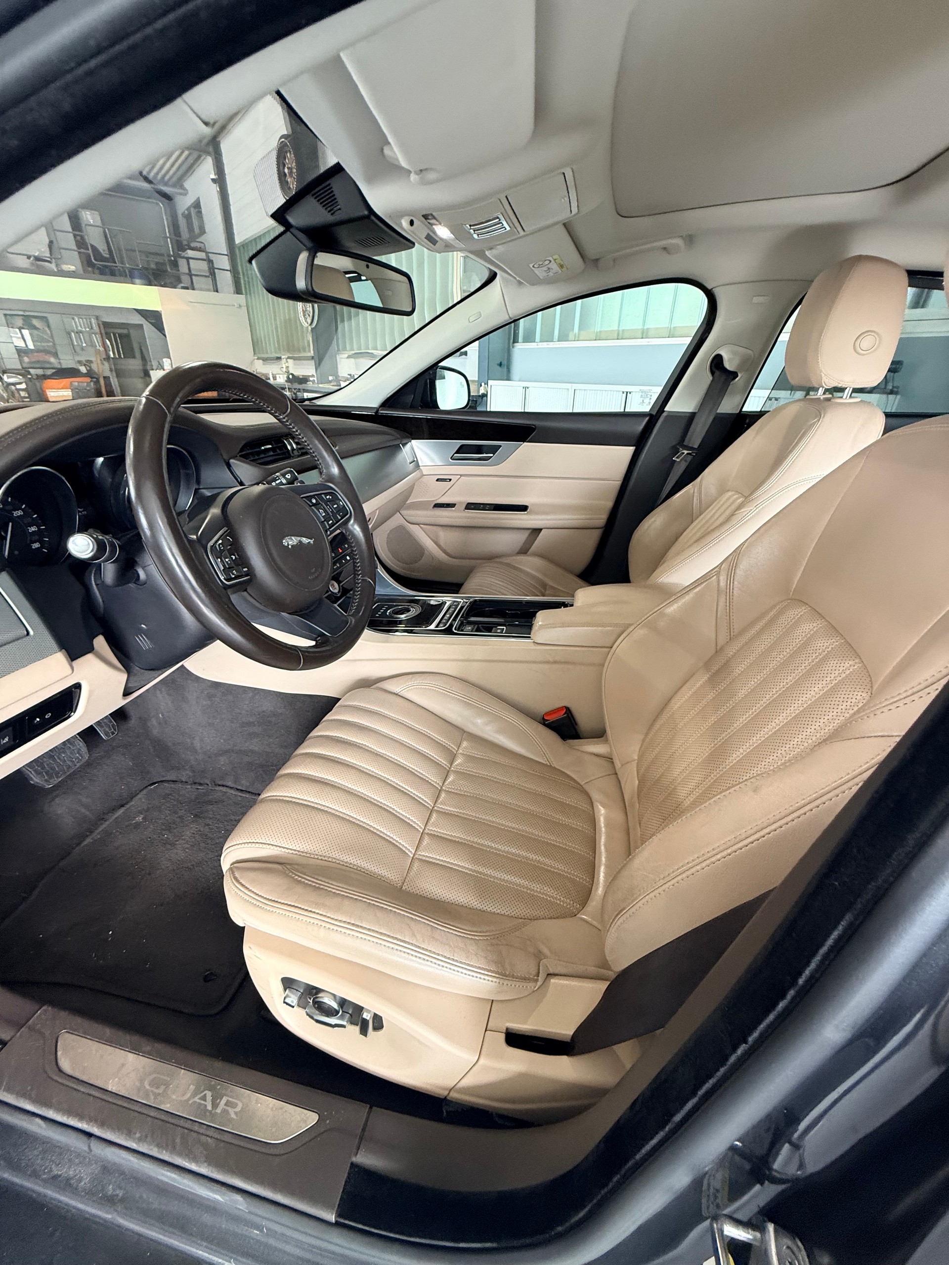 JAGUAR XF 30d Portfolio Automatic 300 PS-image-9