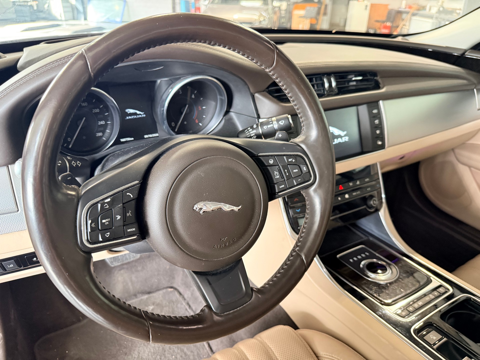 JAGUAR XF 30d Portfolio Automatic 300 PS-image-10