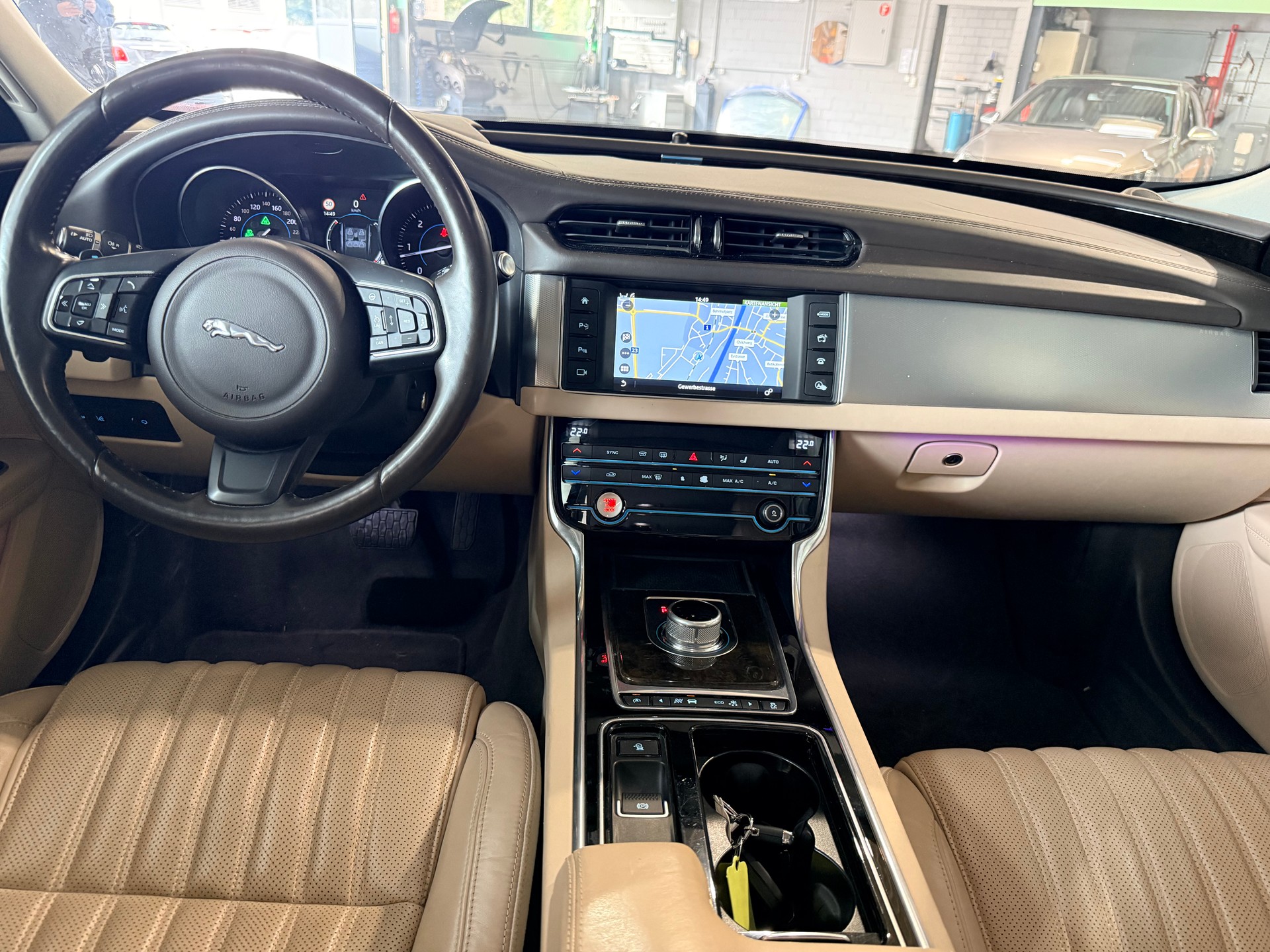 JAGUAR XF 30d Portfolio Automatic 300 PS-image-12