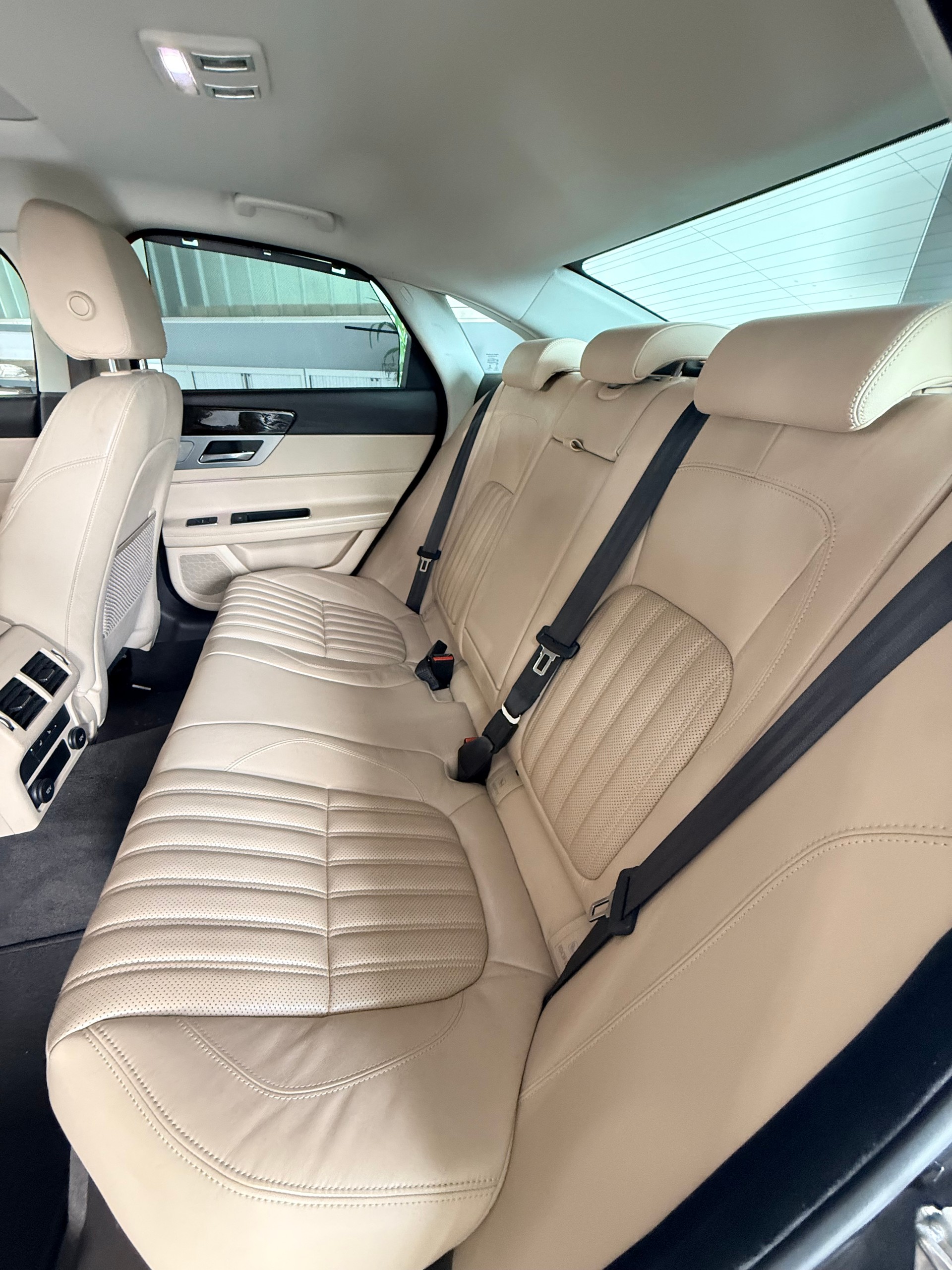 JAGUAR XF 30d Portfolio Automatic 300 PS-image-8