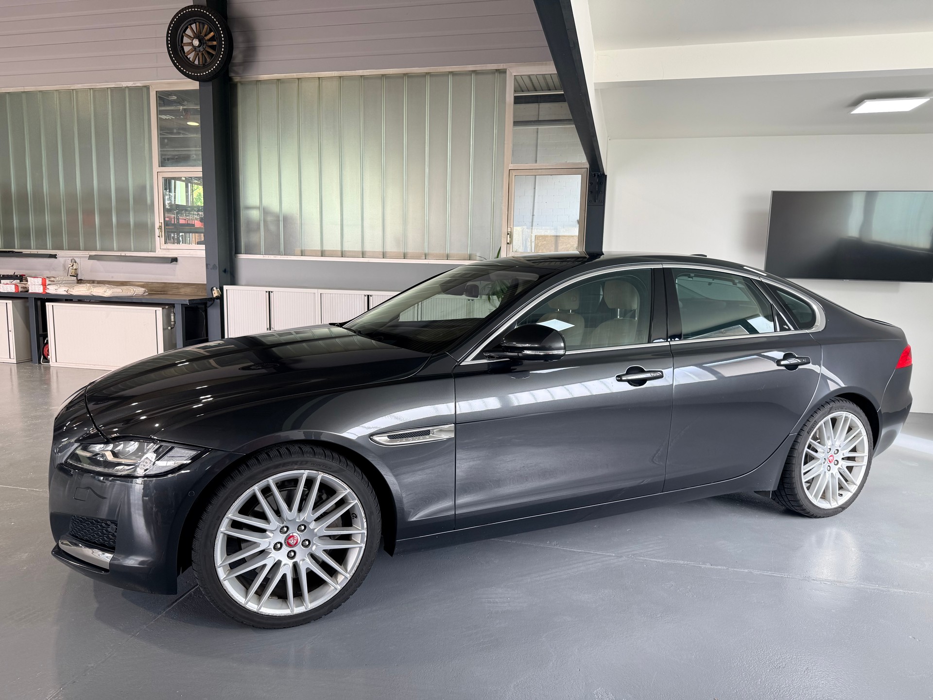 JAGUAR XF 30d Portfolio Automatic 300 PS-image-3