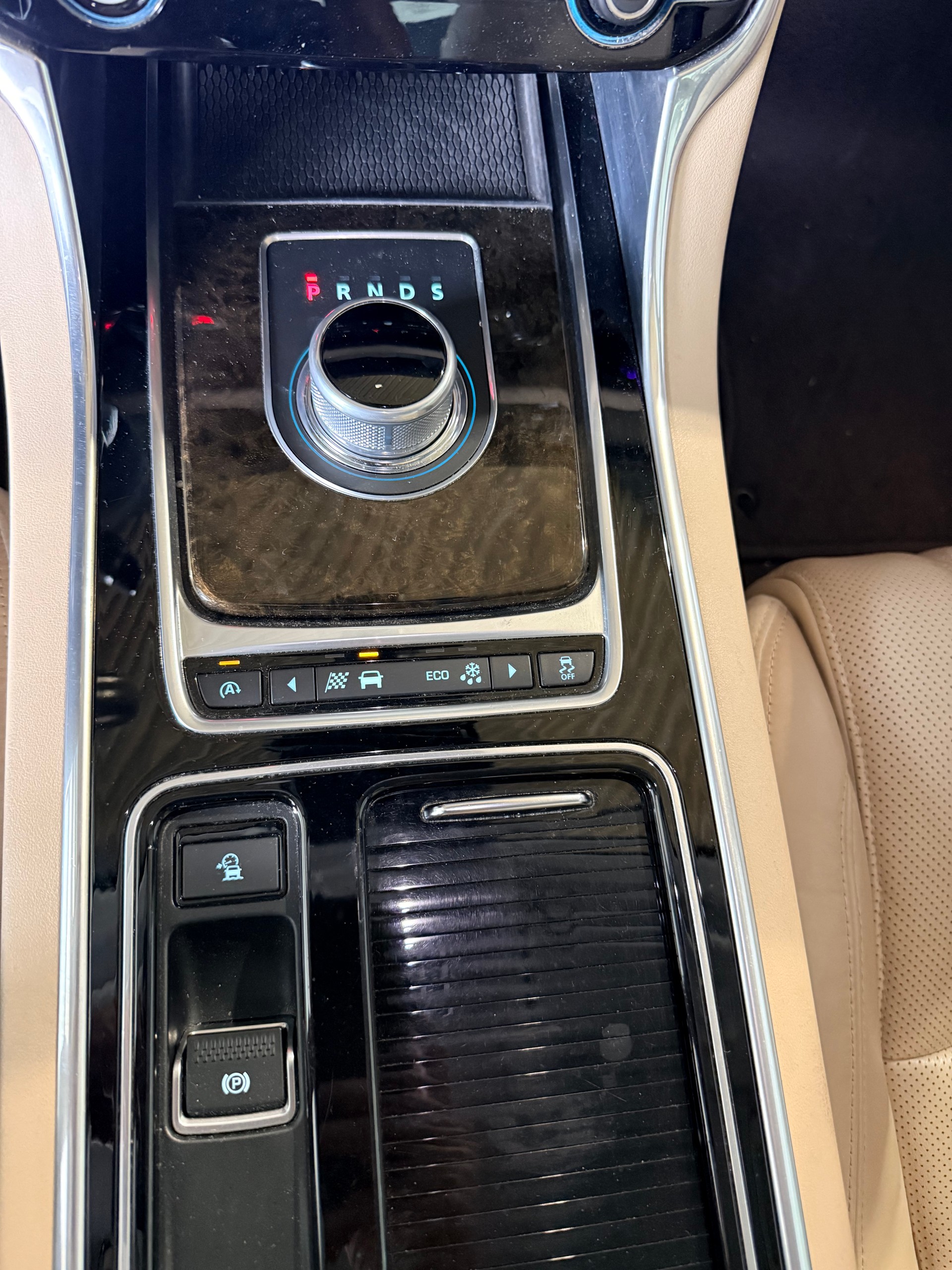 JAGUAR XF 30d Portfolio Automatic 300 PS-image-13