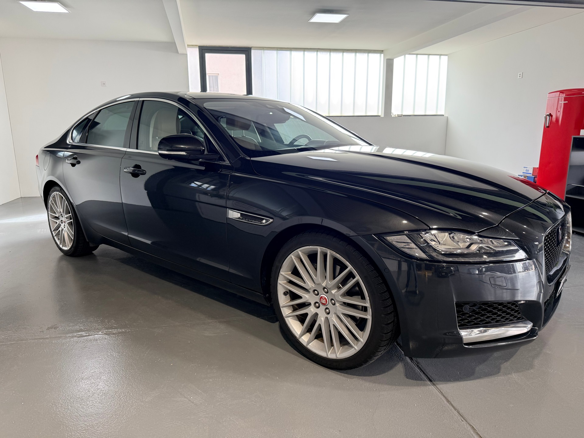 JAGUAR XF 30d Portfolio Automatic 300 PS-image-1