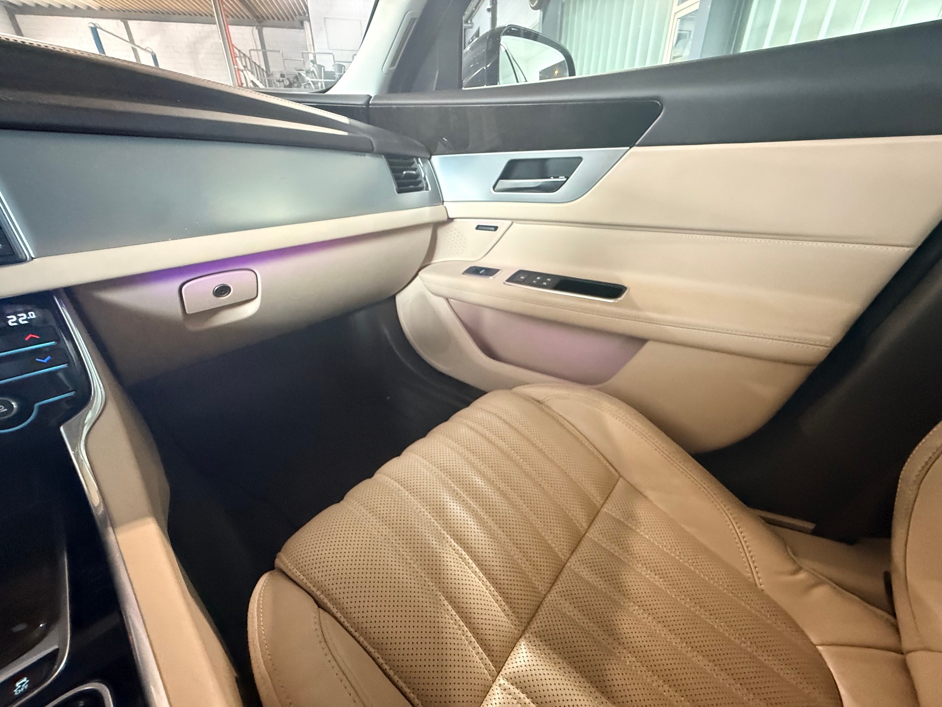 JAGUAR XF 30d Portfolio Automatic 300 PS-image-14