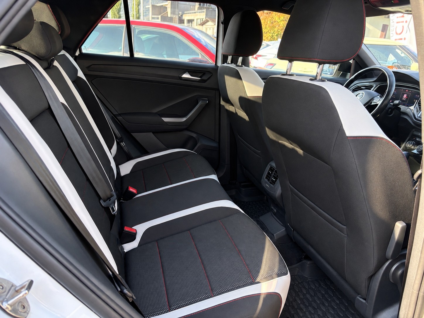 VW T-Roc 2.0 TSI Advance DSG 4Motion-image-11