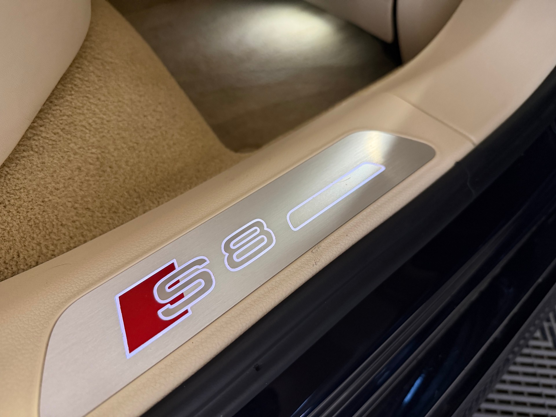 AUDI S8 4.0 TFSI V8 quattro tiptronic-image-21