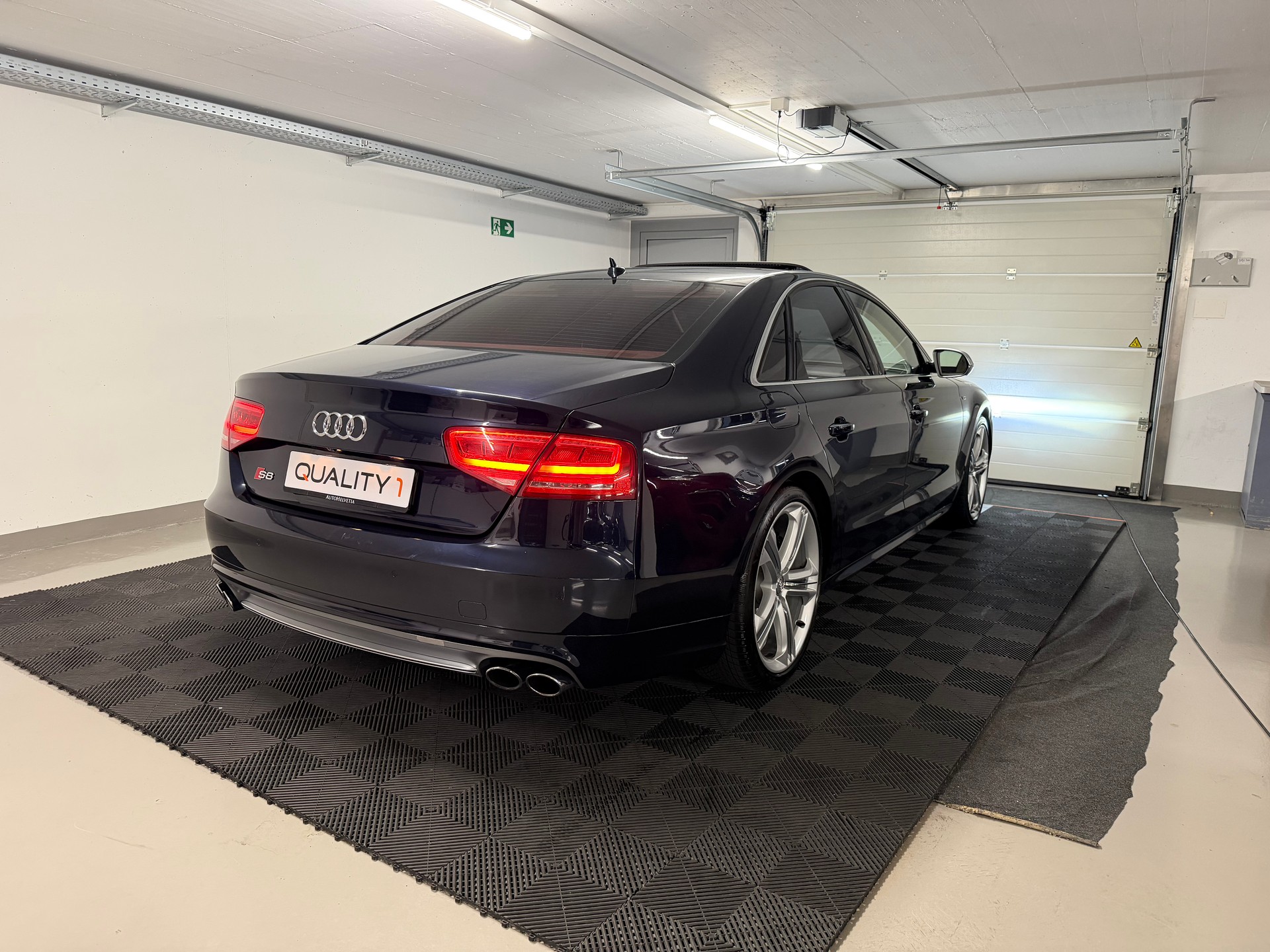 AUDI S8 4.0 TFSI V8 quattro tiptronic-image-3