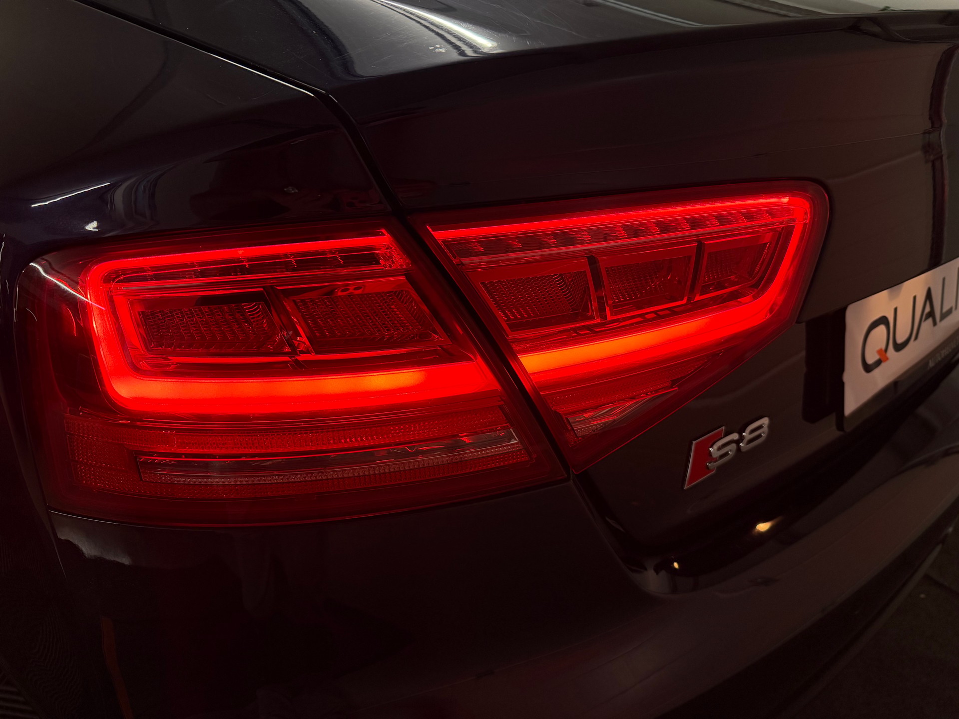 AUDI S8 4.0 TFSI V8 quattro tiptronic-image-8
