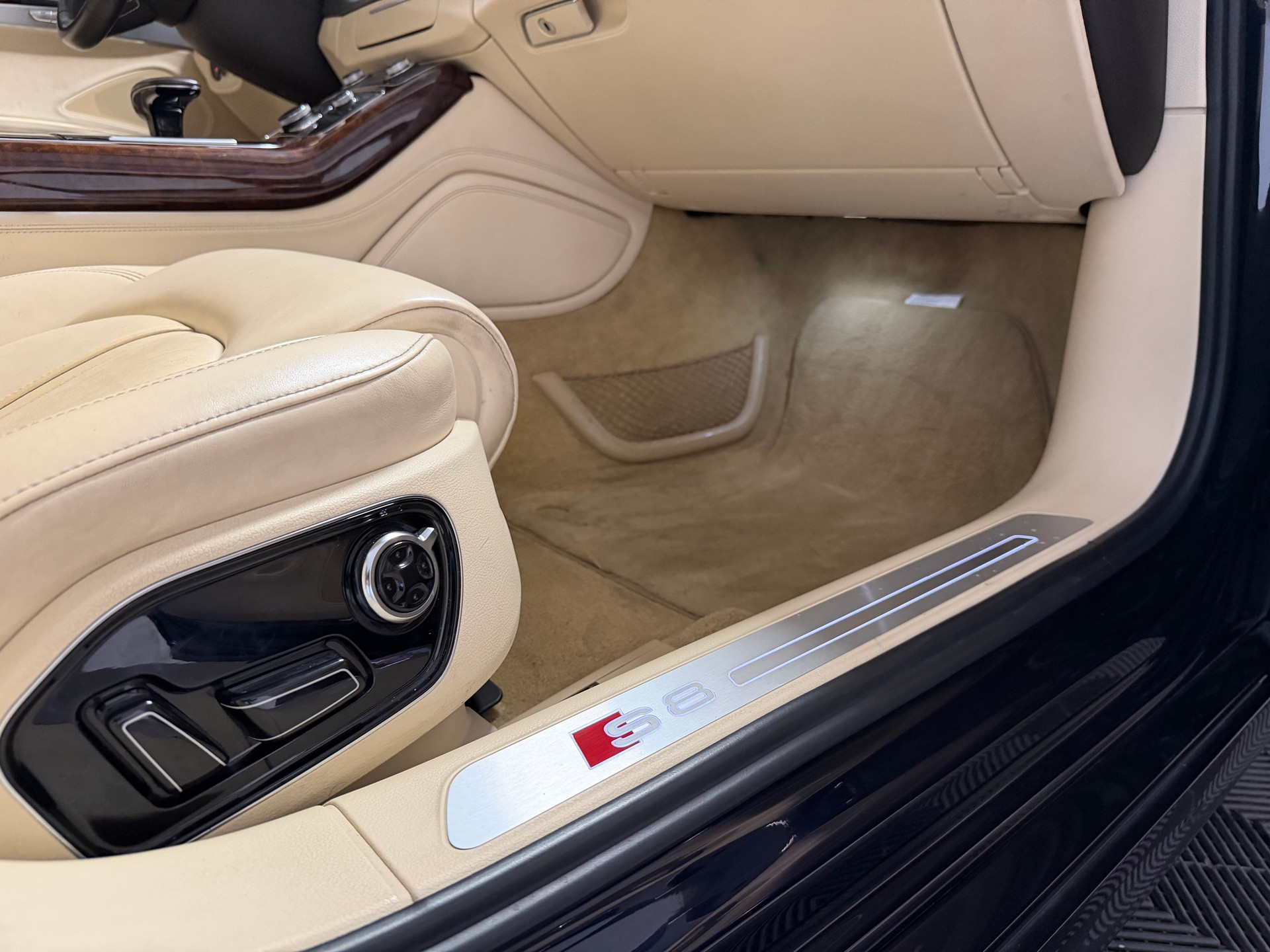 AUDI S8 4.0 TFSI V8 quattro tiptronic-image-23