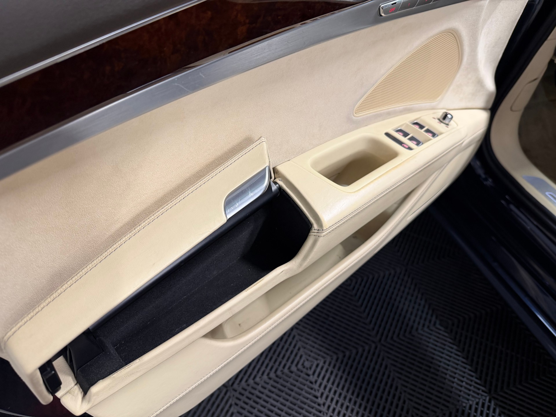 AUDI S8 4.0 TFSI V8 quattro tiptronic-image-27