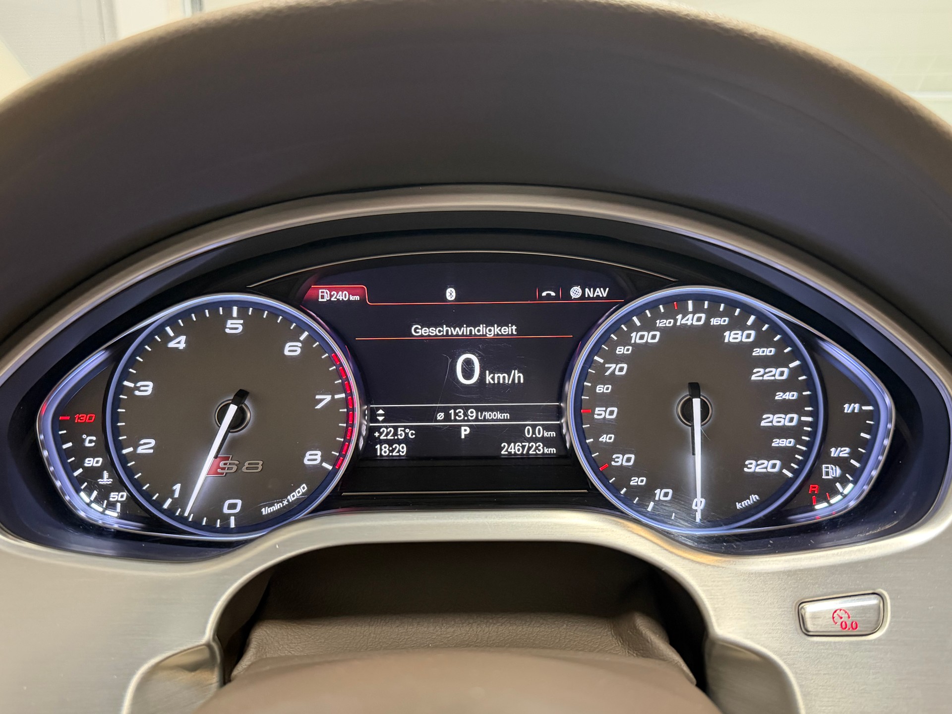 AUDI S8 4.0 TFSI V8 quattro tiptronic-image-13