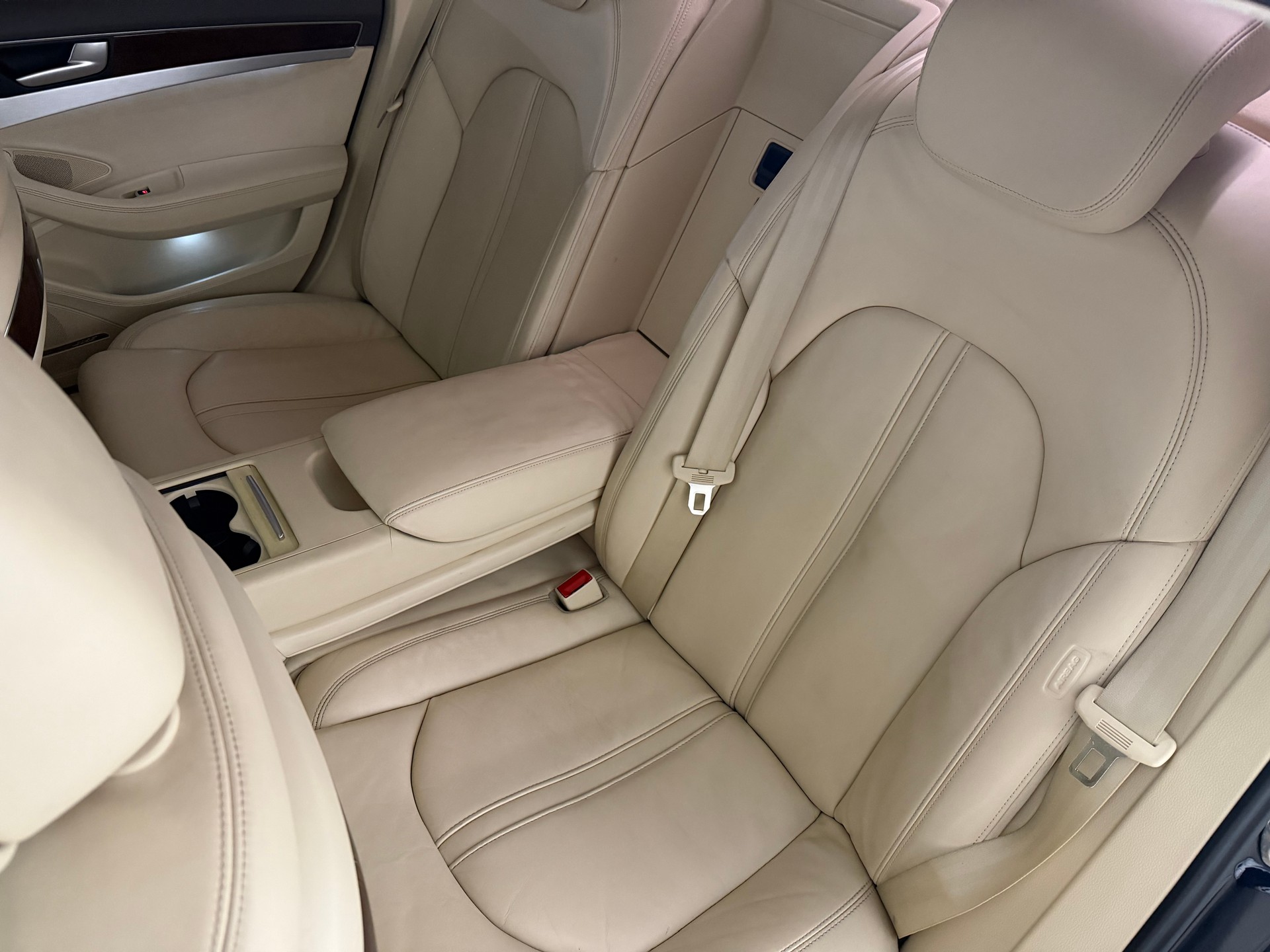 AUDI S8 4.0 TFSI V8 quattro tiptronic-image-18