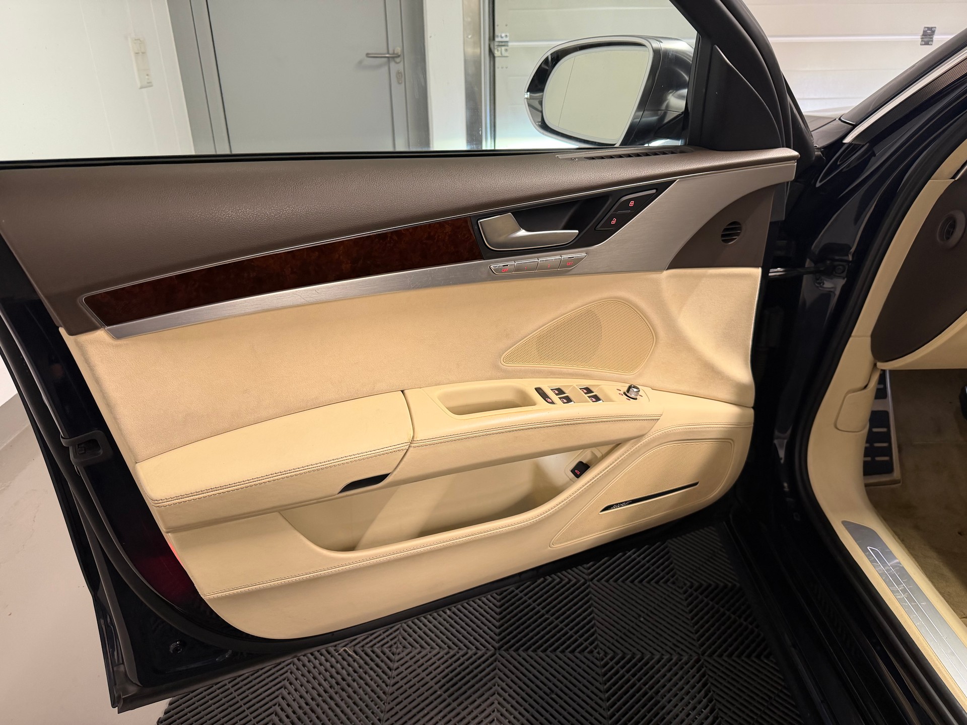 AUDI S8 4.0 TFSI V8 quattro tiptronic-image-17