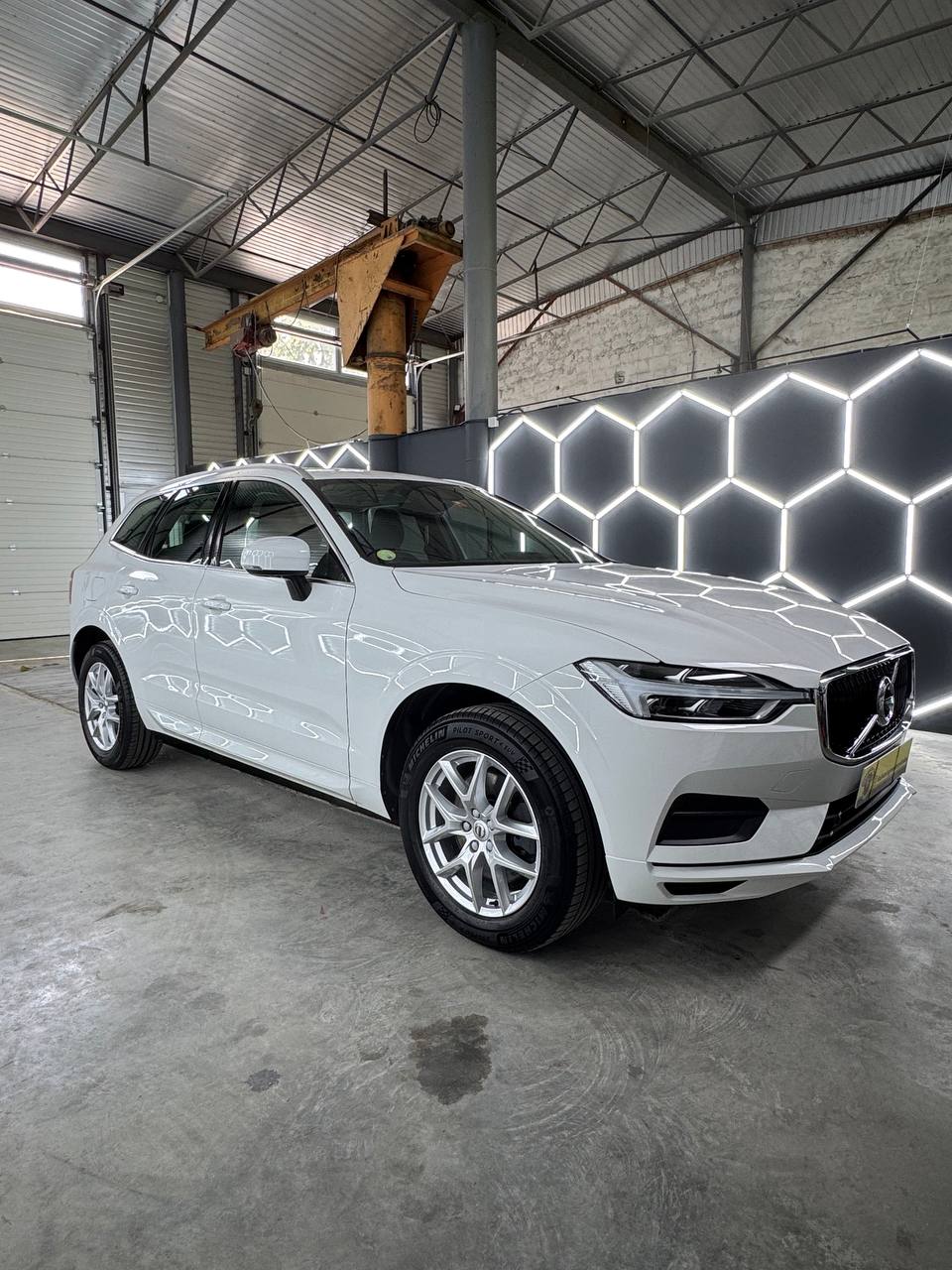 VOLVO XC60 B4 Diesel Mild Hybrid AWD Momentum Geartronic-image-1