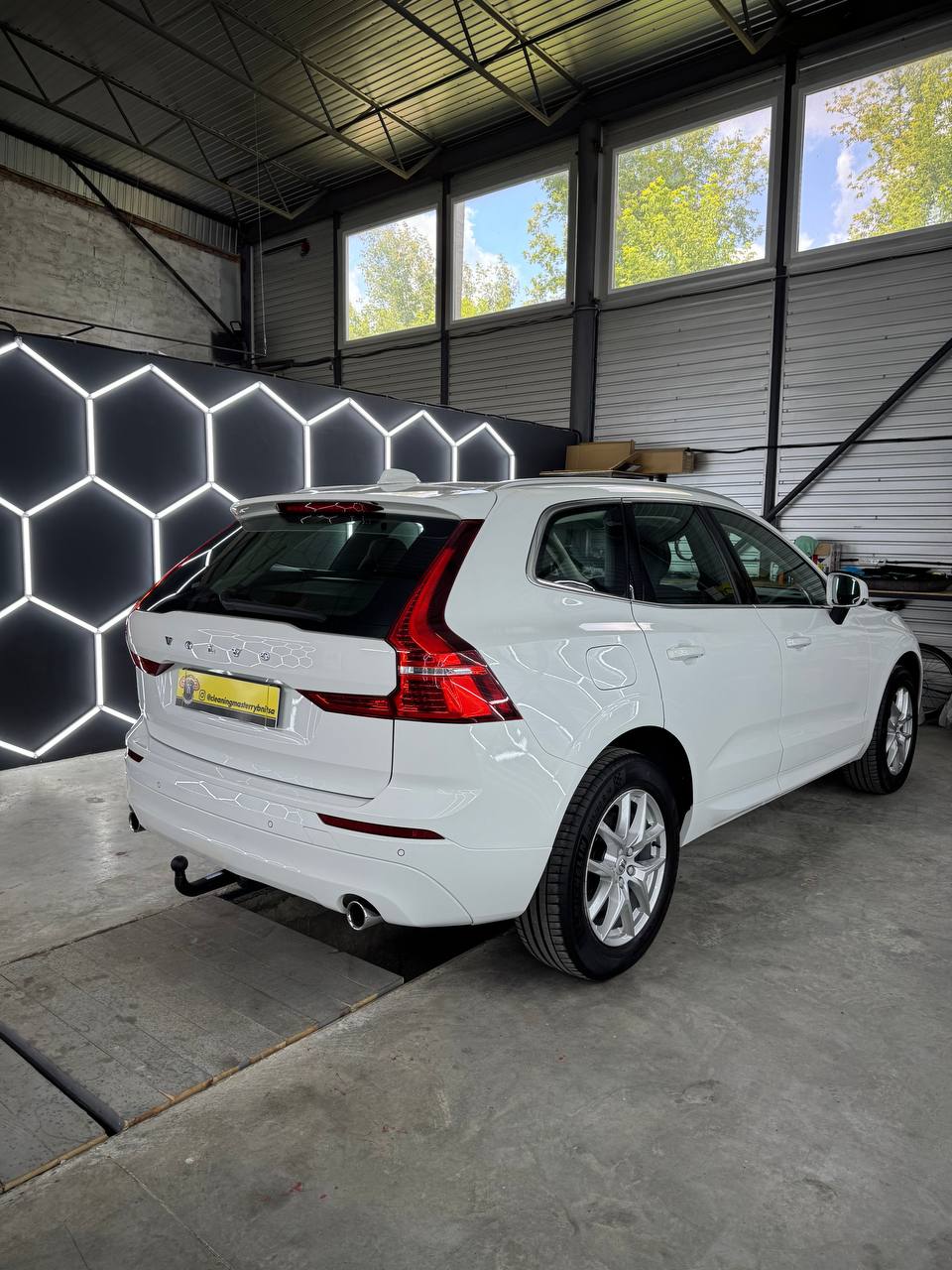VOLVO XC60 B4 Diesel Mild Hybrid AWD Momentum Geartronic-image-2