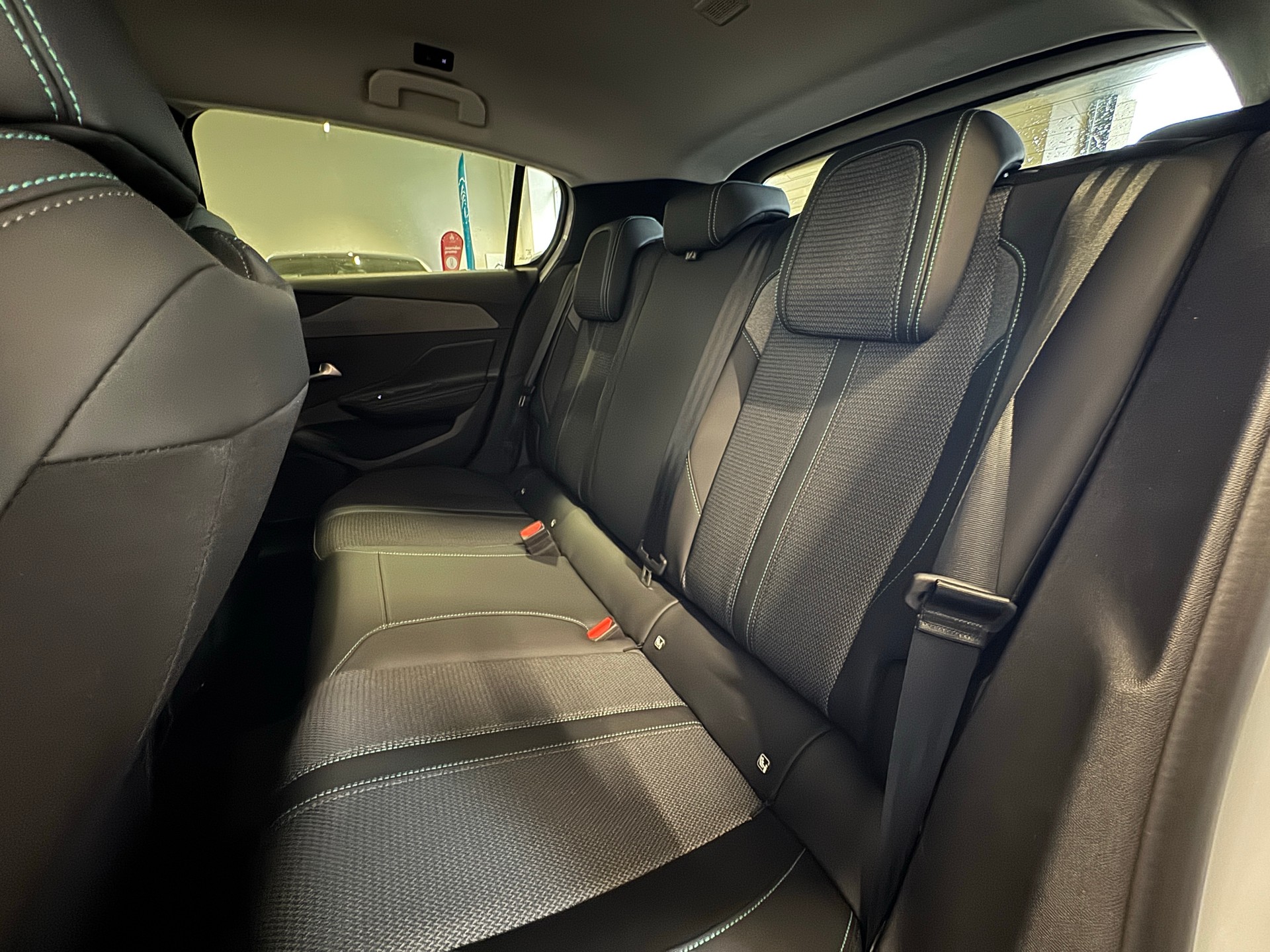PEUGEOT 308 1.2 HEV 145 Allure-image-7