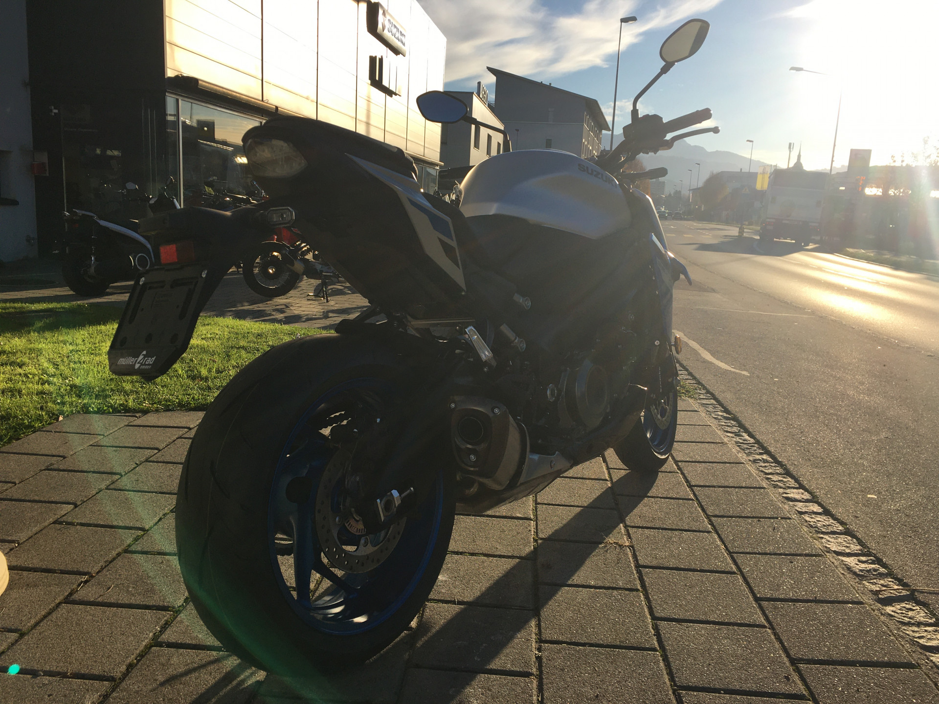 SUZUKI GSX-S 1000-showroom-element-1