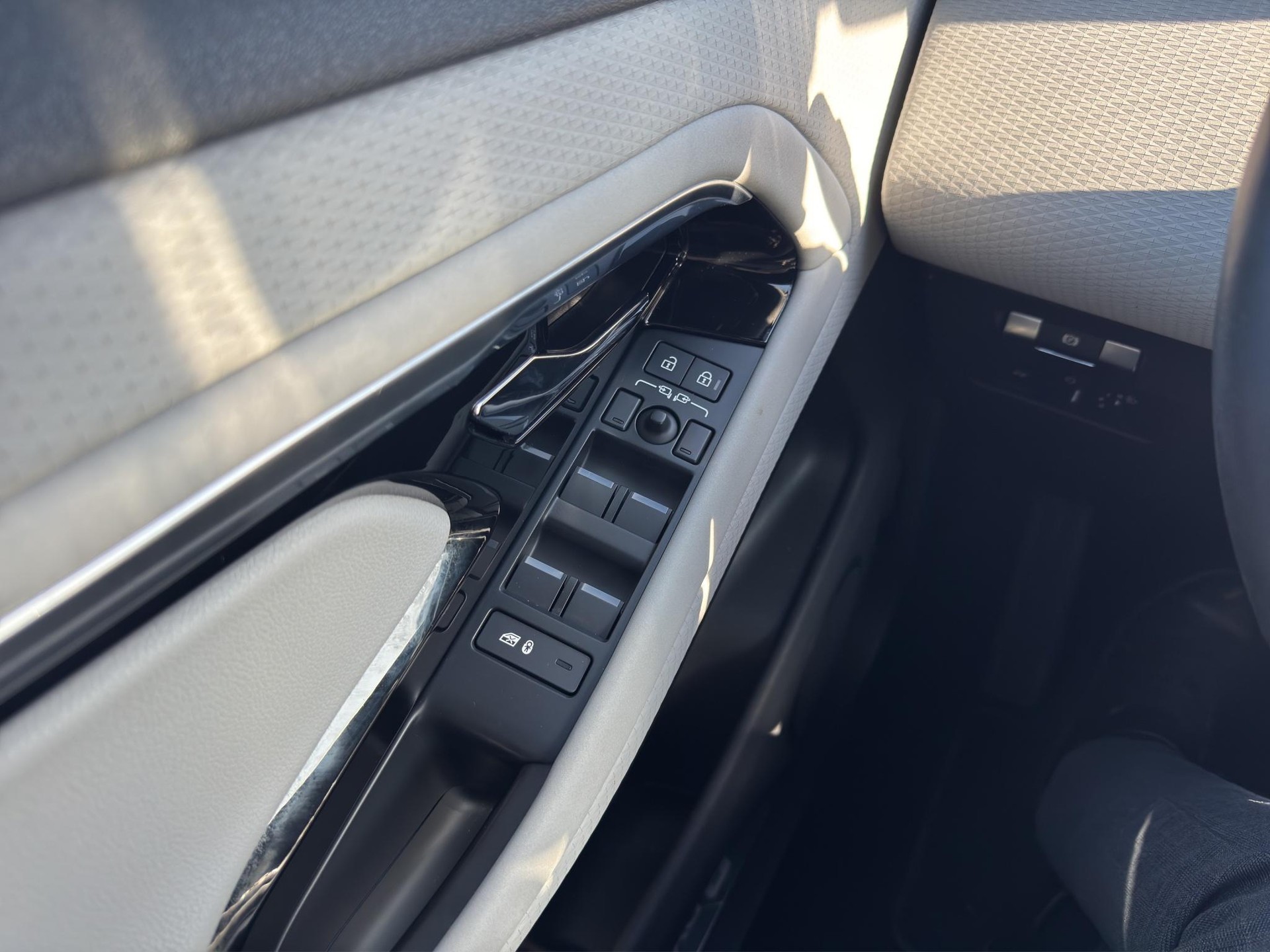 LAND ROVER Range Rover Evoque 2.0 T R-Dynamic S-image-17