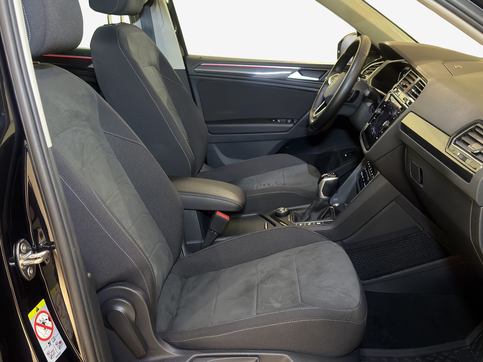 VW Tiguan 2.0 TDI SCR Elegance 4Motion DSG-image-14