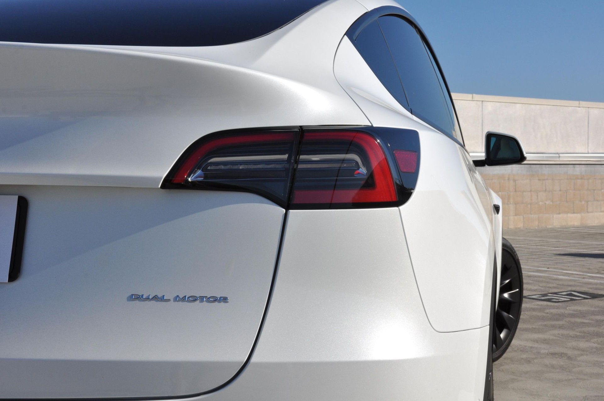 TESLA Model Y Long Range AWD-image-5