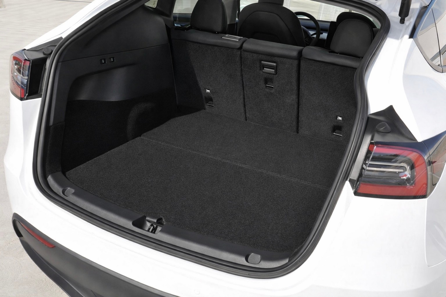 TESLA Model Y Long Range AWD-image-12