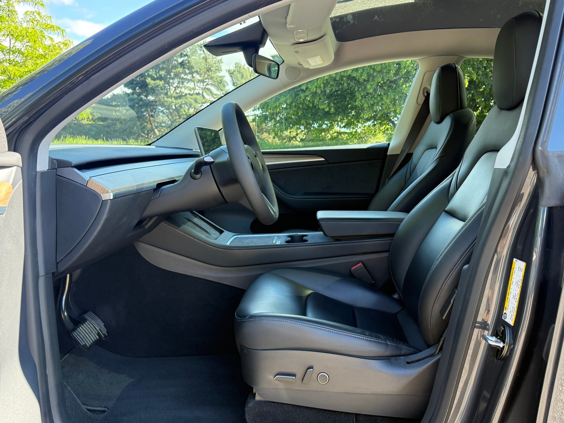 TESLA Model Y Long Range AWD-image-8