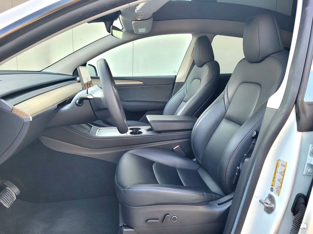 TESLA Model Y Long Range AWD-image-8