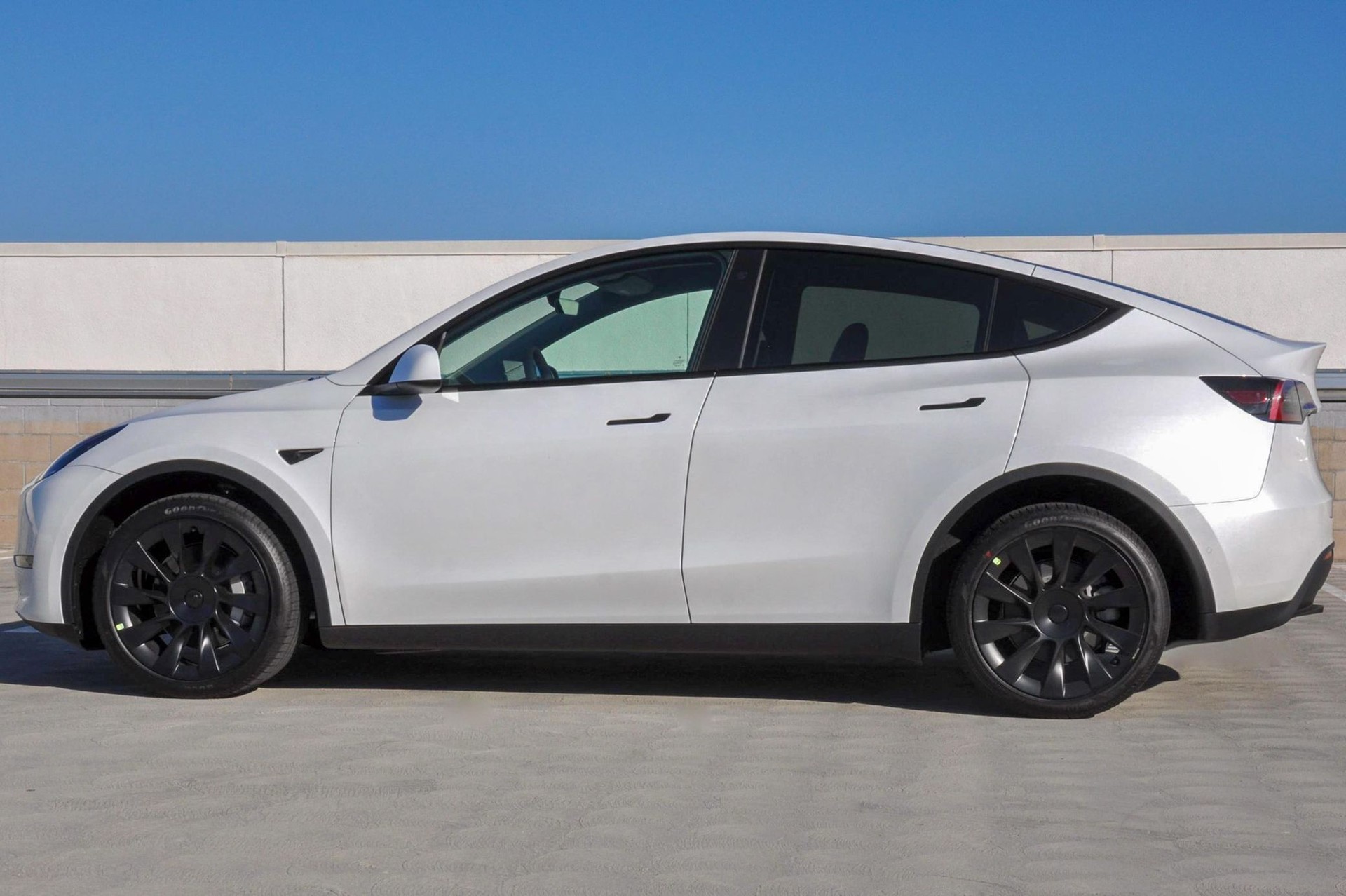 TESLA Model Y Long Range AWD-image-2