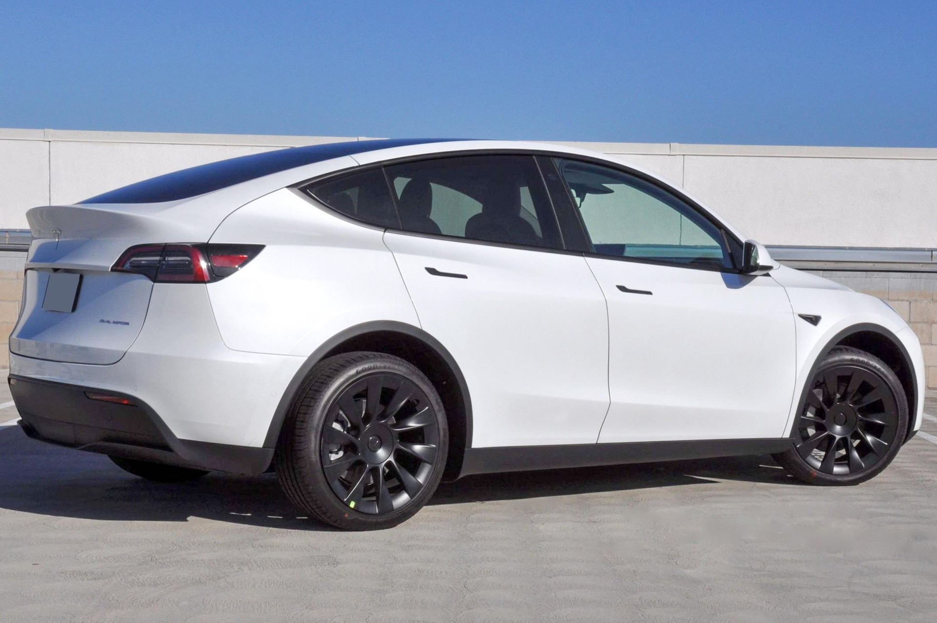 TESLA Model Y Long Range AWD-image-3