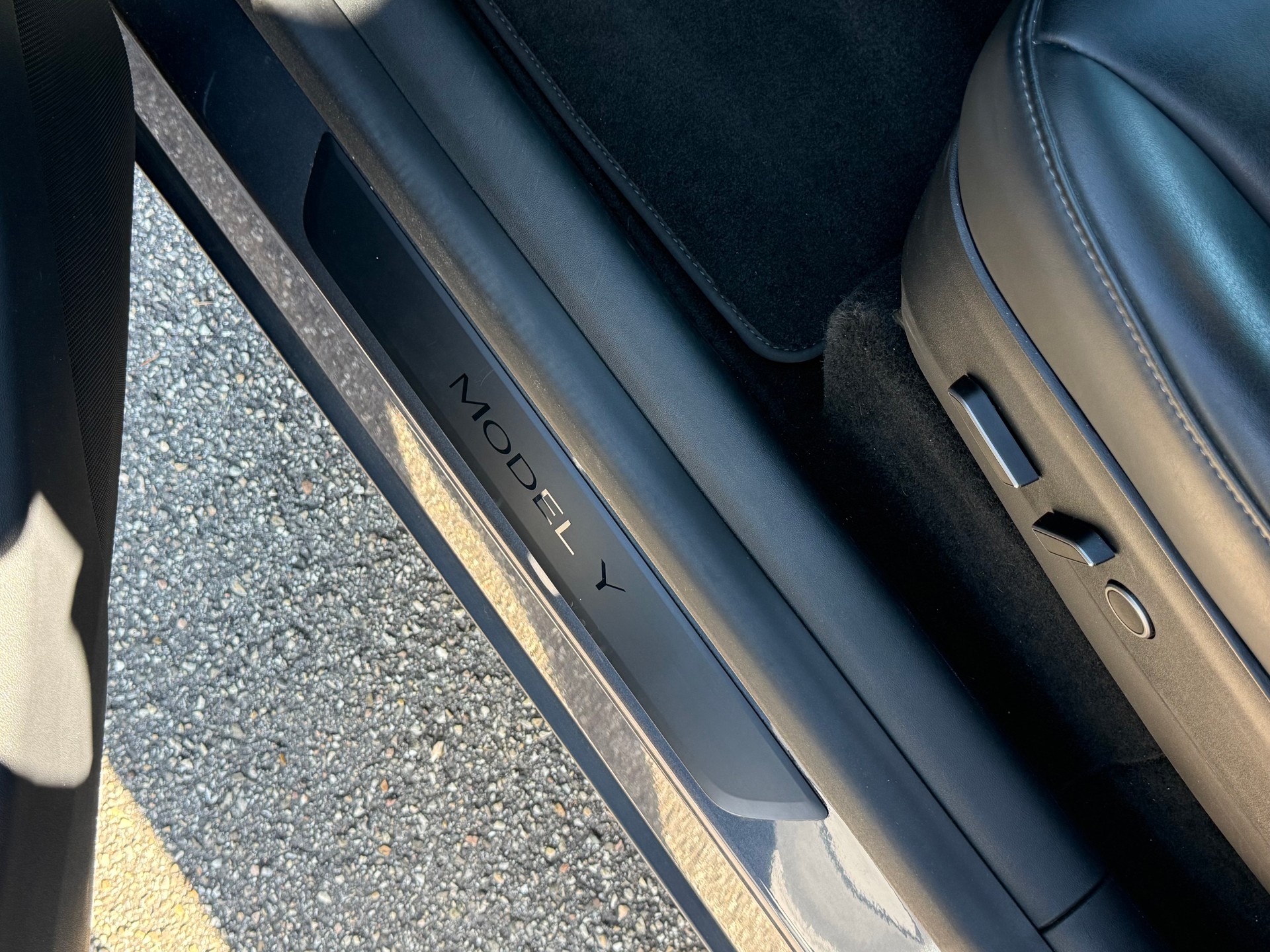 TESLA Model Y Long Range AWD-image-12