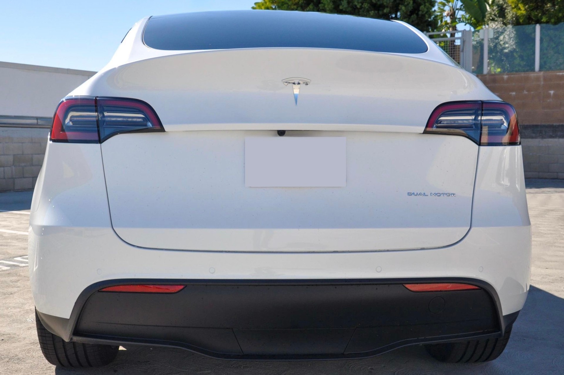 TESLA Model Y Long Range AWD-image-4