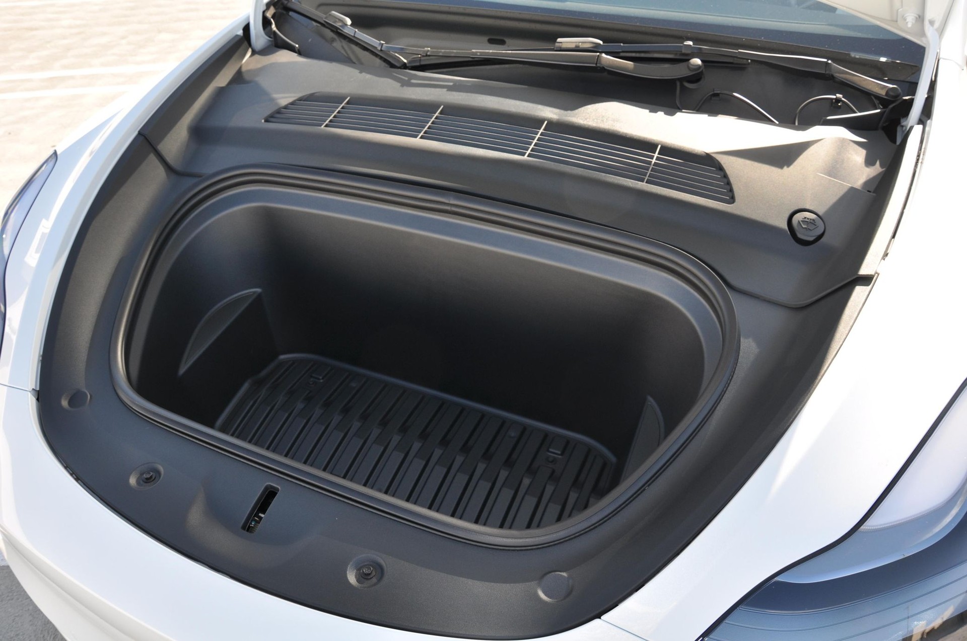 TESLA Model Y Long Range AWD-image-11
