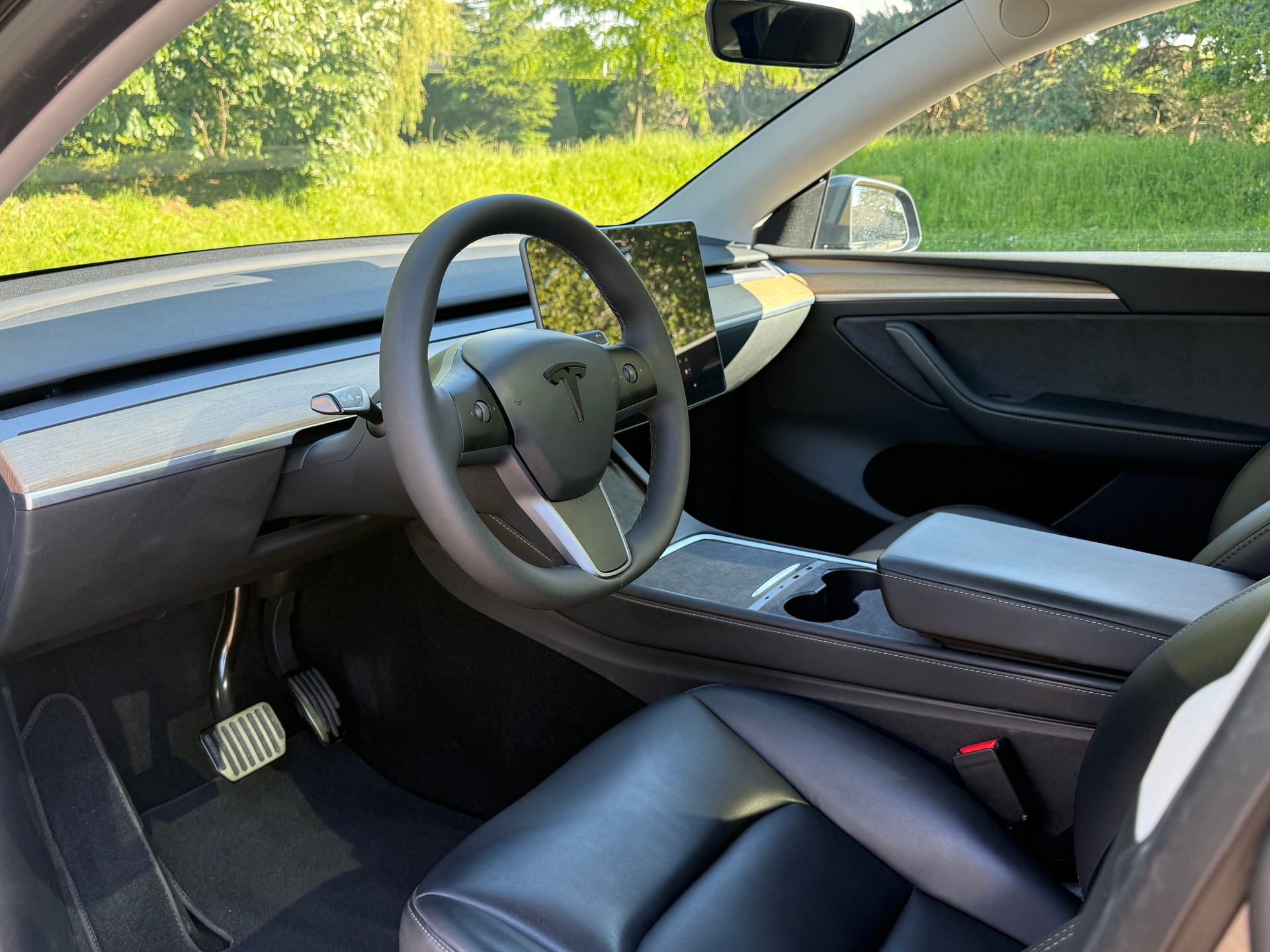 TESLA Model Y Long Range AWD-image-6