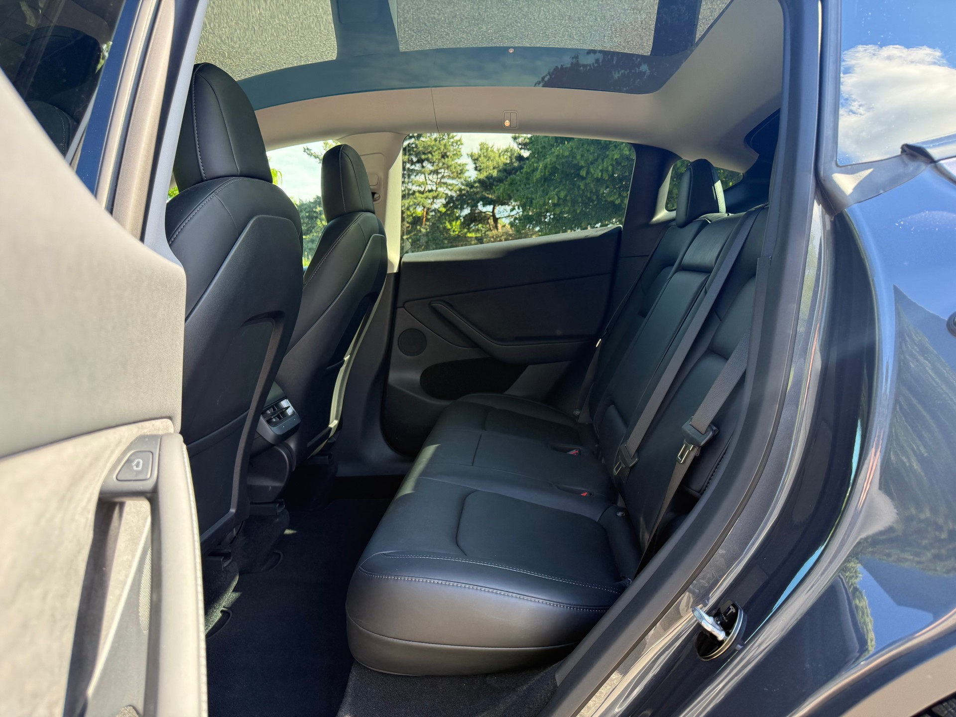 TESLA Model Y Long Range-image-9
