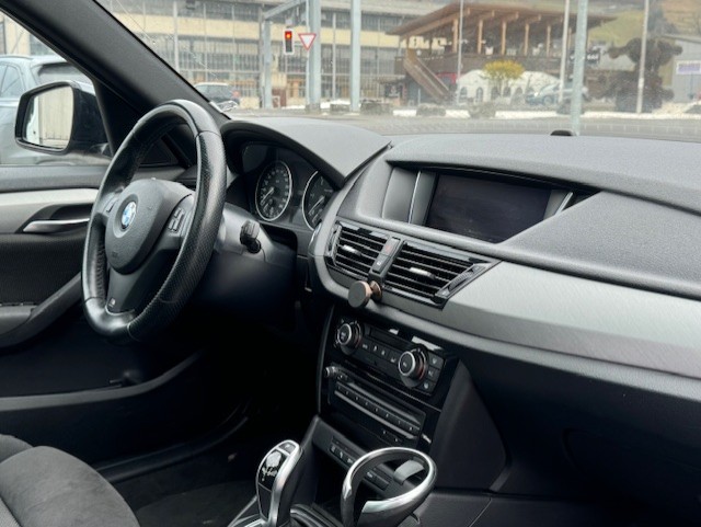 BMW X1 xDrive 20d Sport Line M-Paket-image-11