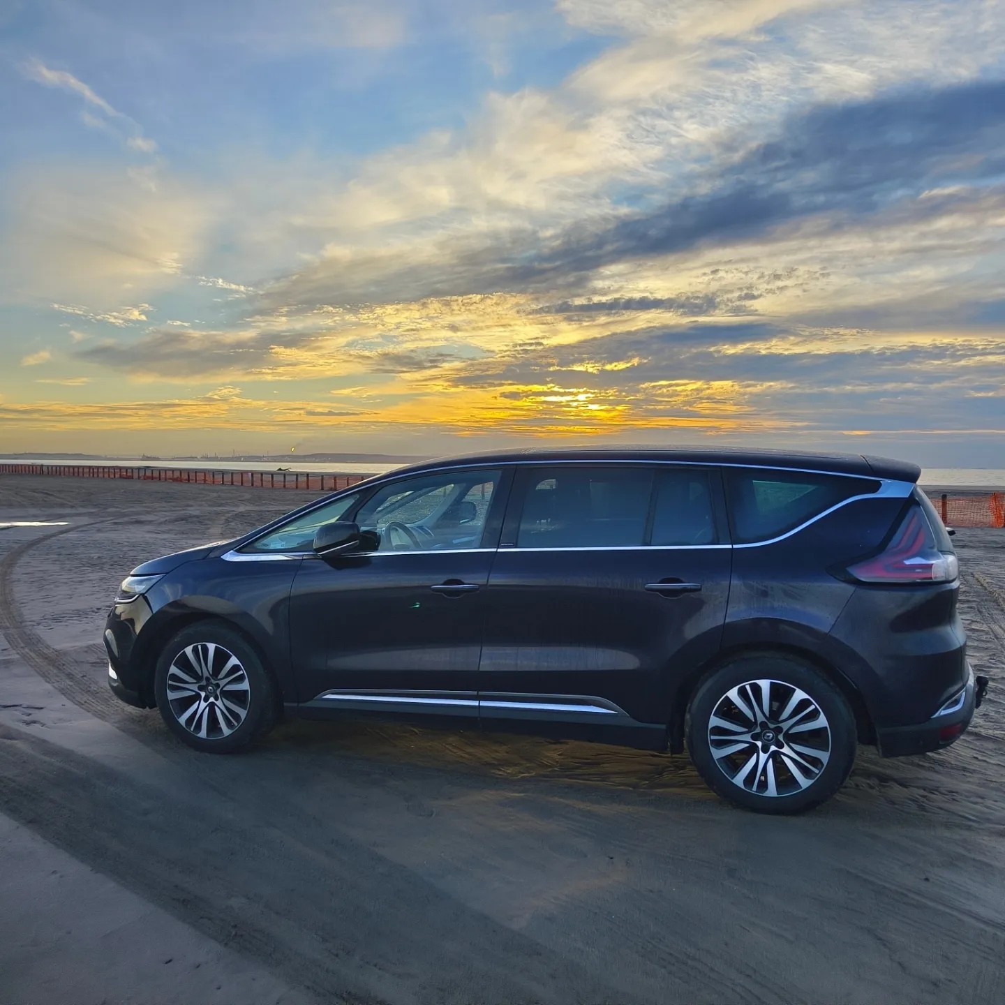 RENAULT Espace 1.6 dCi Initiale Paris EDC frisch ab MFK-image-0