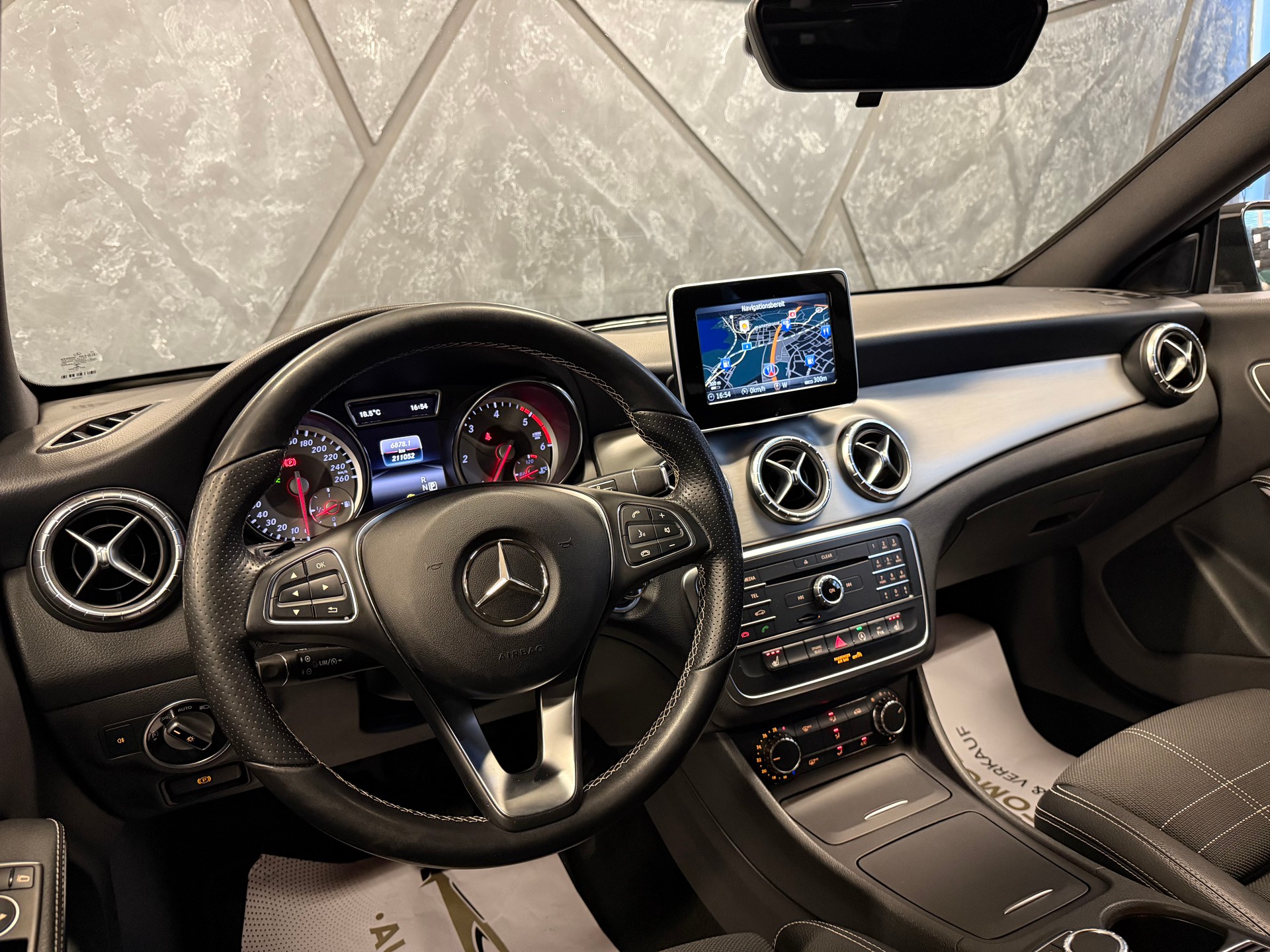 MERCEDES-BENZ CLA Shooting Brake 200 CDI Urban 4Matic 7G-DCT-image-9