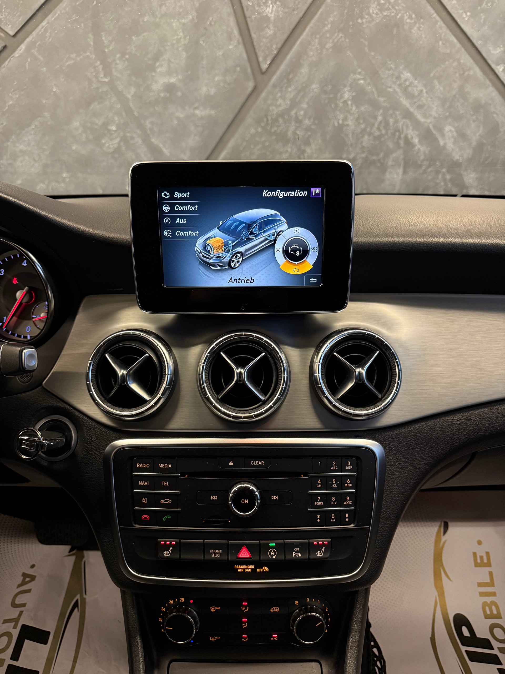 MERCEDES-BENZ CLA Shooting Brake 200 CDI Urban 4Matic 7G-DCT-image-12