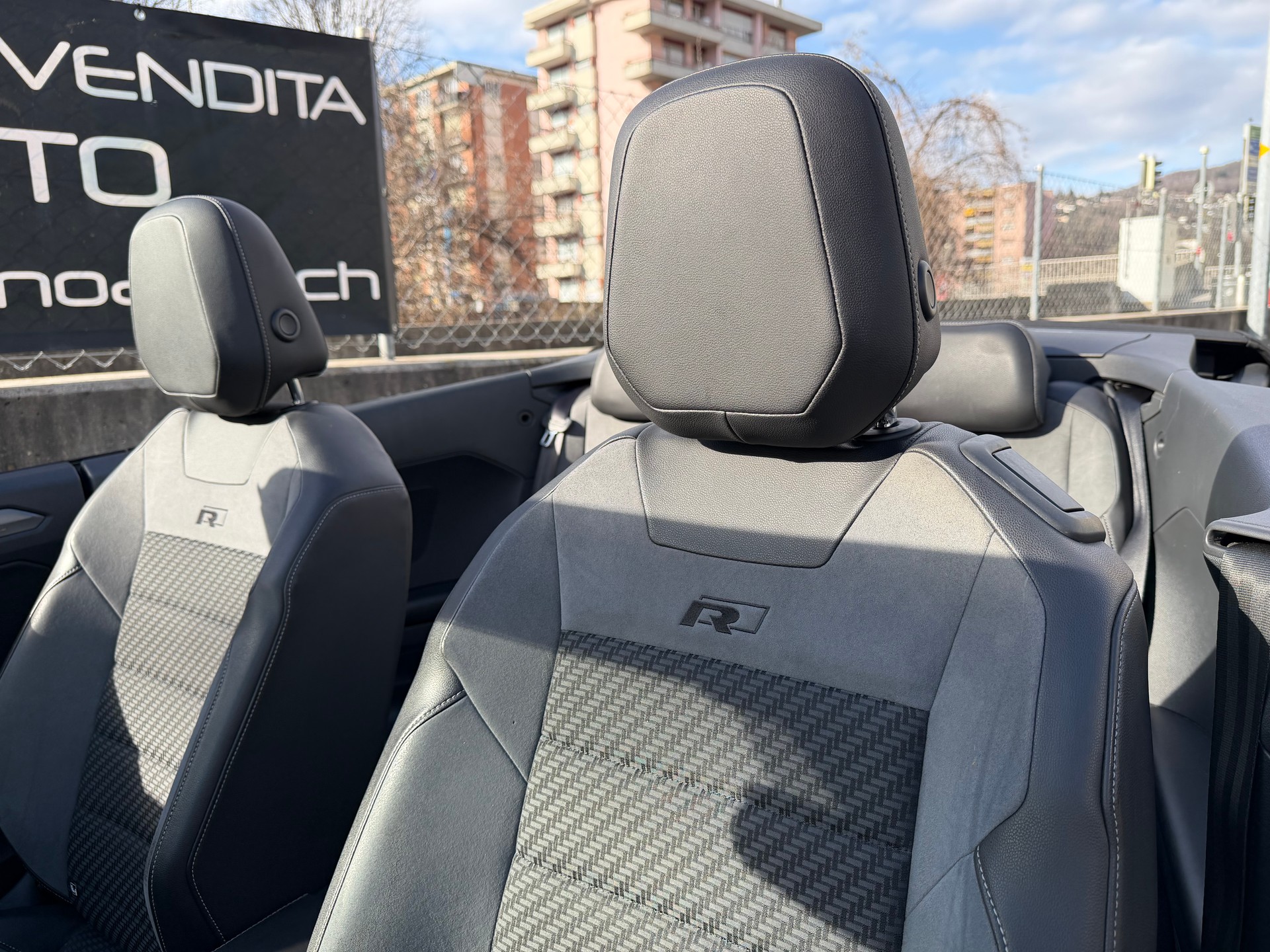 VW T-Roc Cabriolet 1.5 TSI EVO Black & White DSG-image-9