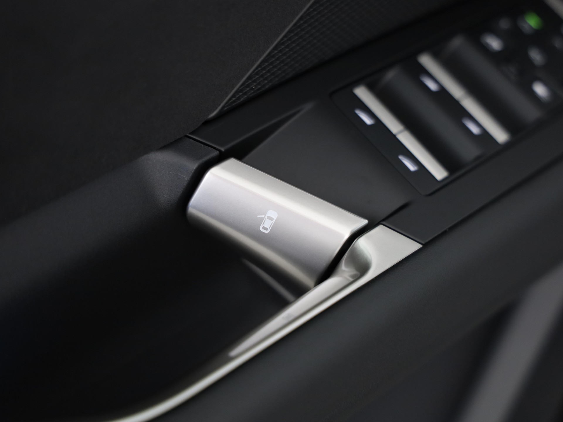 BMW iX3 50 xDrive-image-11