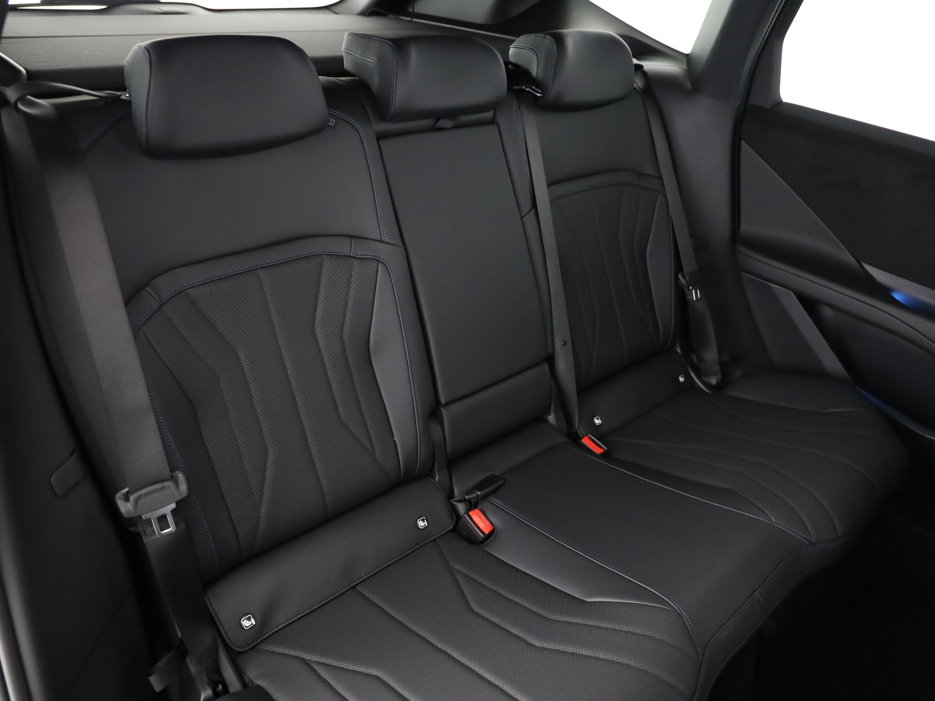BMW iX3 50 xDrive-image-16