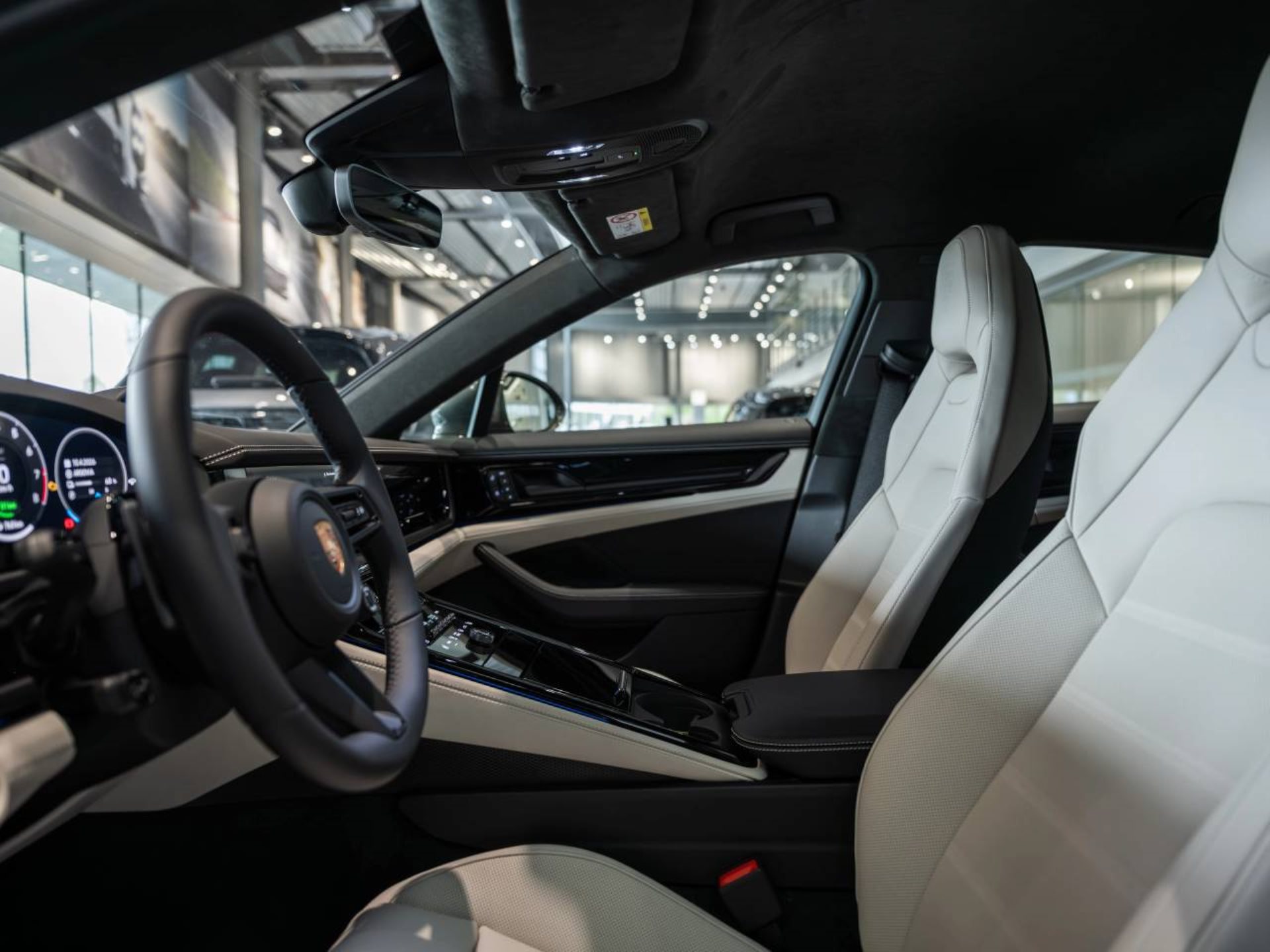 PORSCHE Panamera 4S E-Hybrid-showroom-element-3