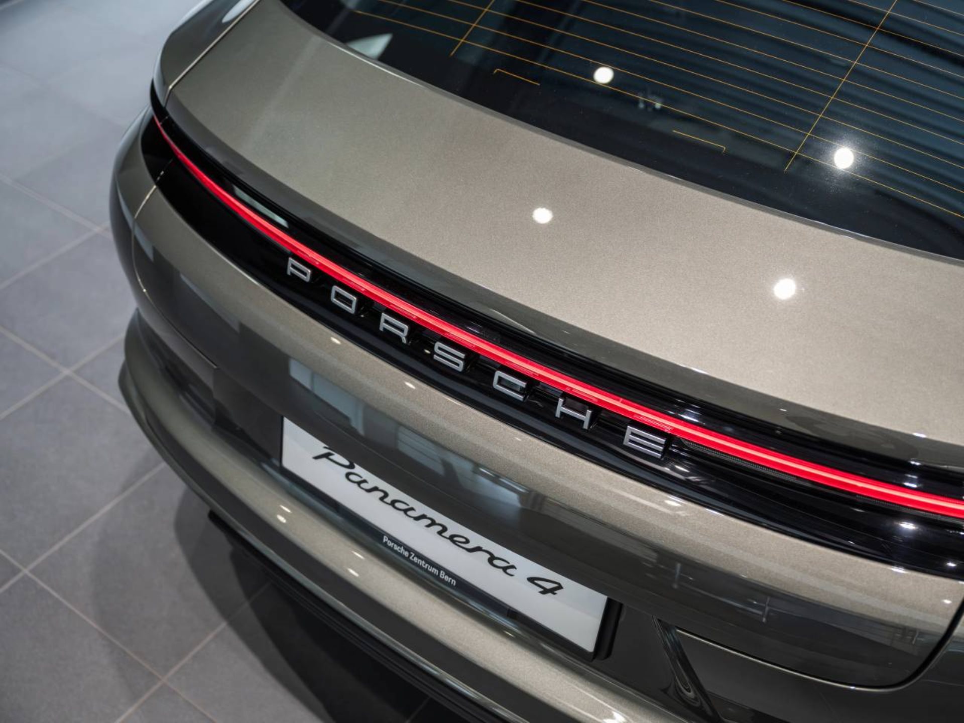 PORSCHE Panamera 4S E-Hybrid-image-28