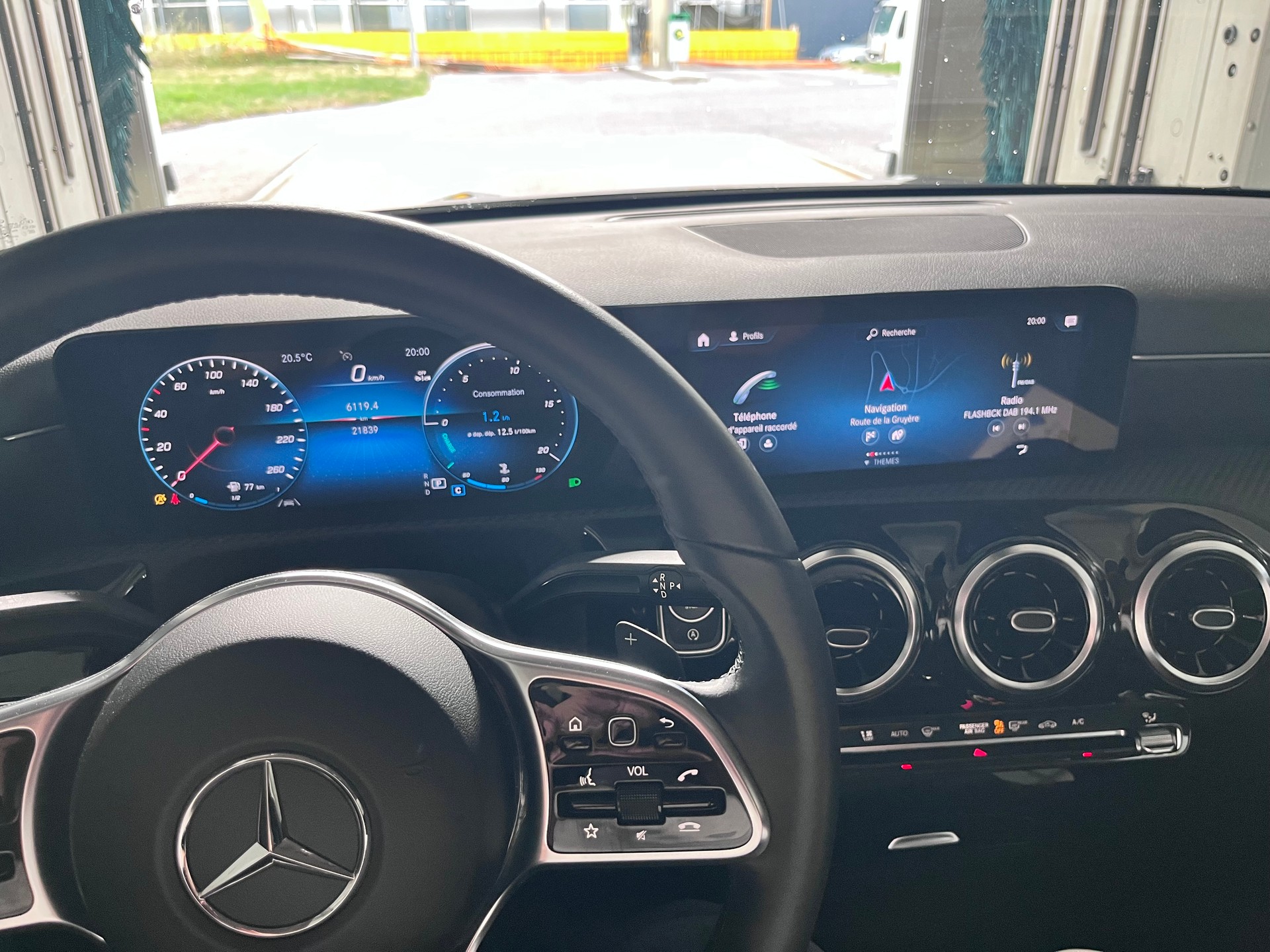 MERCEDES-BENZ CLA 200-image-2
