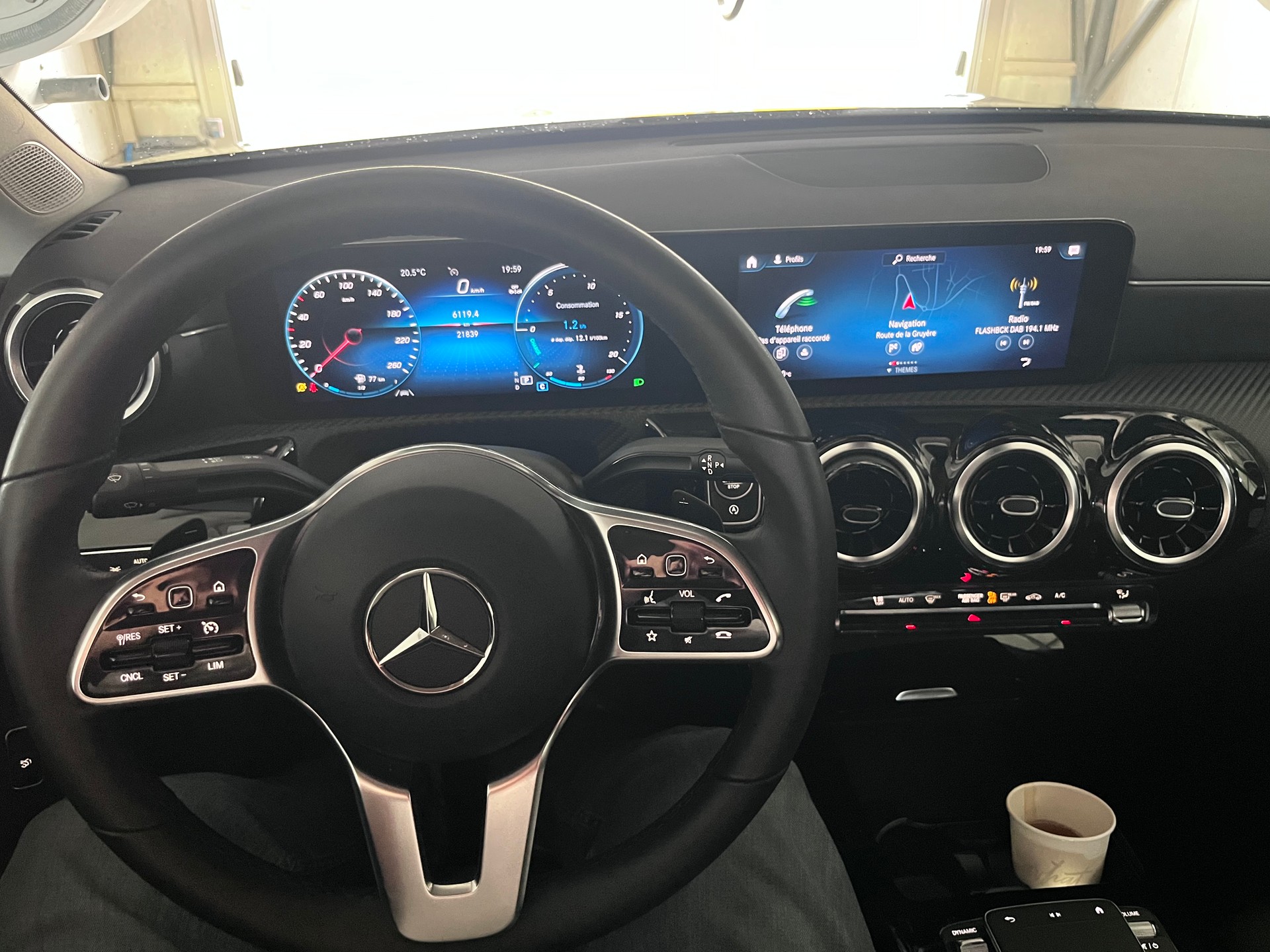 MERCEDES-BENZ CLA 200-image-11