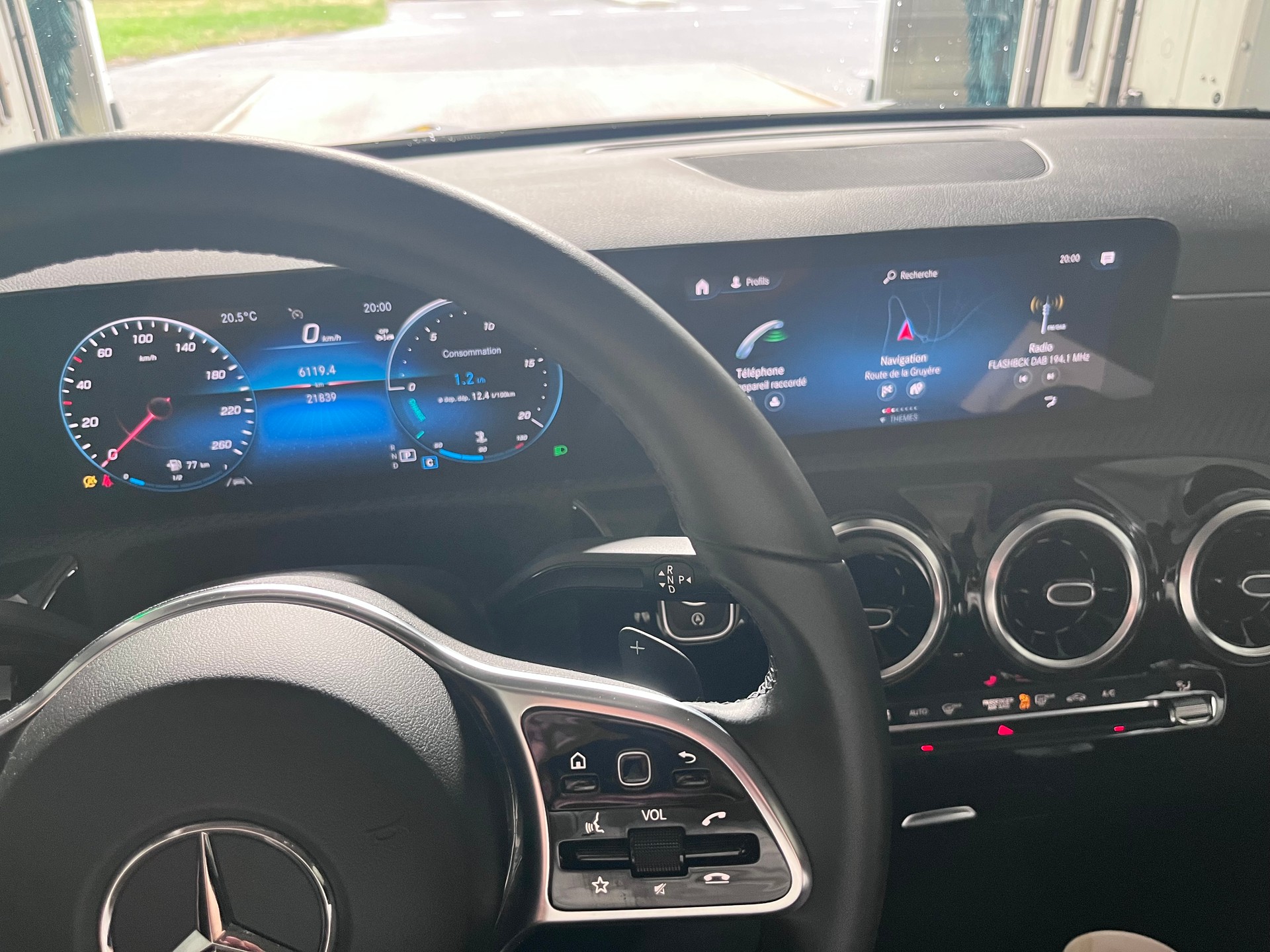 MERCEDES-BENZ CLA 200-image-10